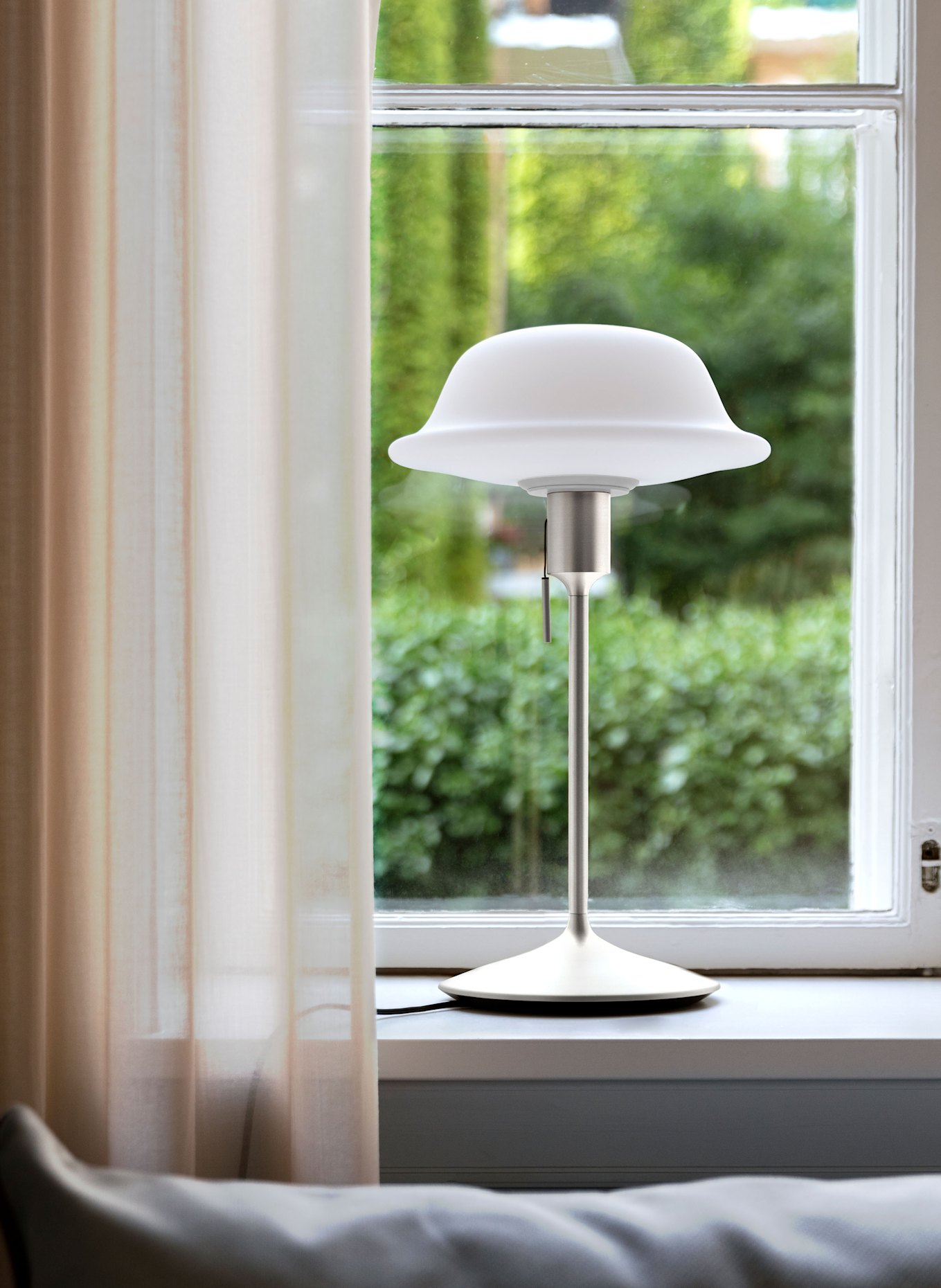 UMAGE Tischleuchte BUTLER: SILBER / WEISS