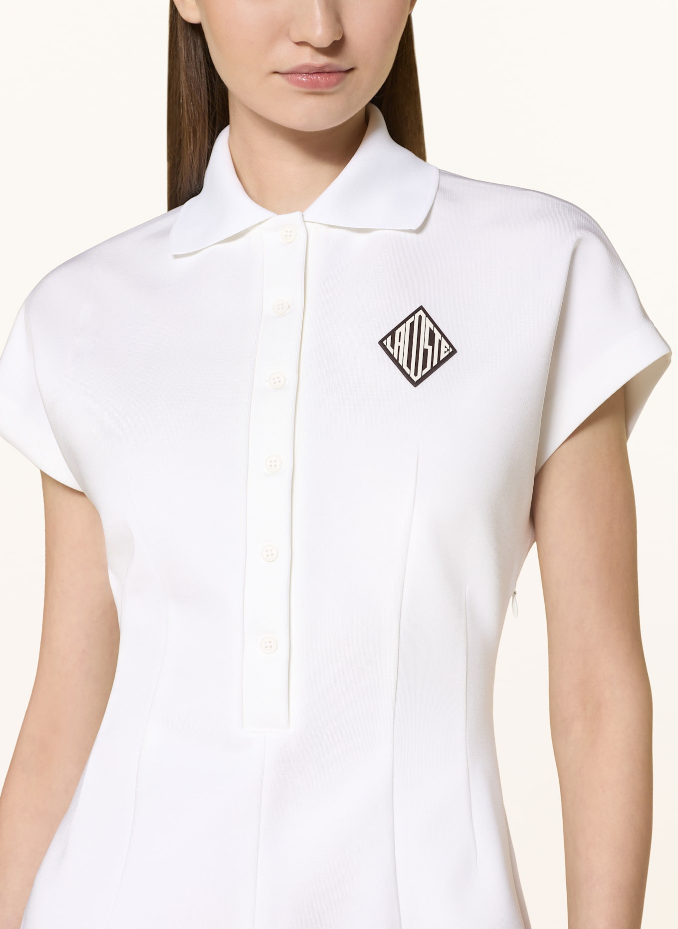 LACOSTE Polokleid LAURA im Materialmix mit Plissees: WEISS