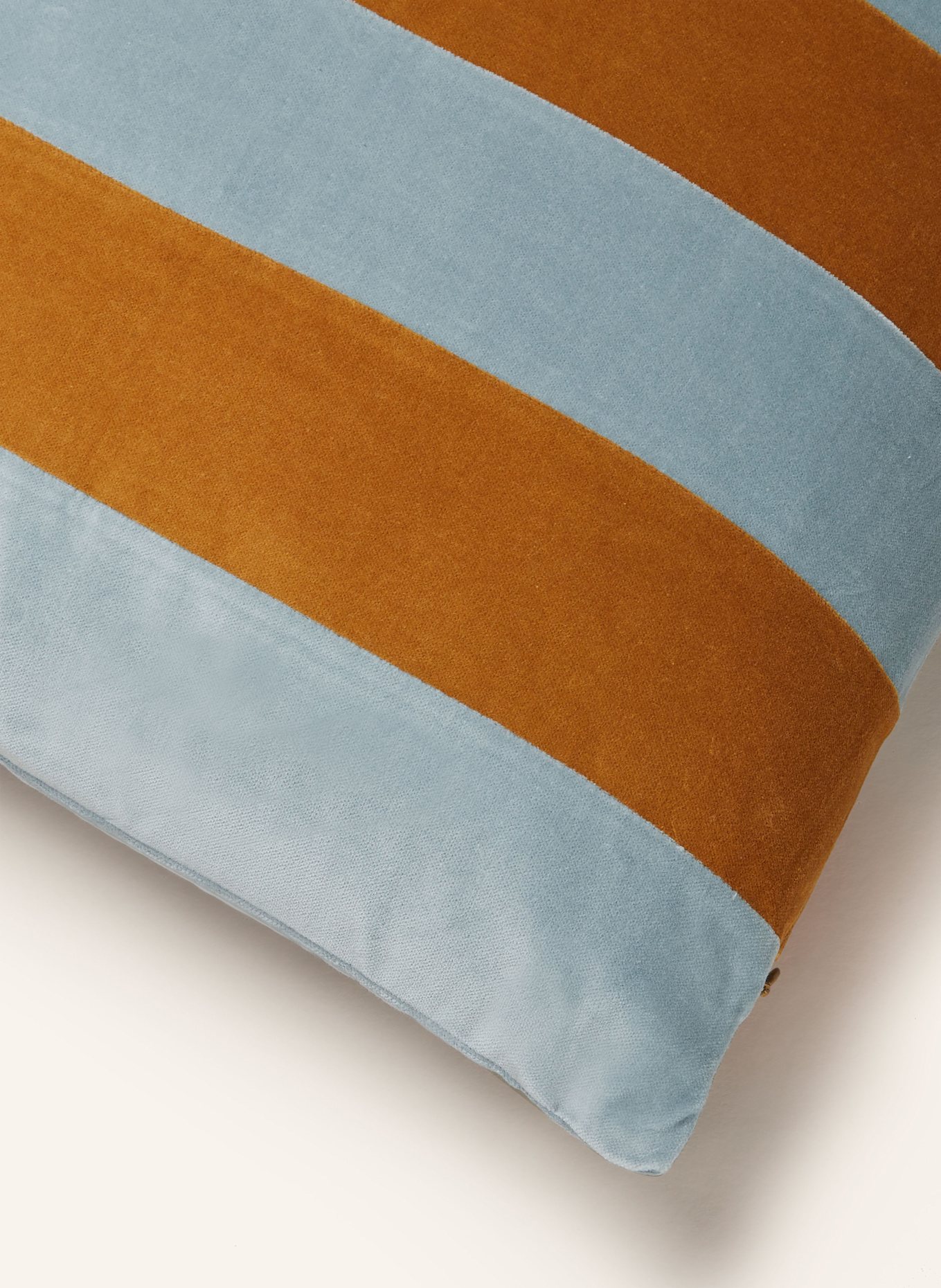 ESSENZA Poduszka dekoracyjna NINO CUSHION: BEŻOWY / JASNONIEBIESKI