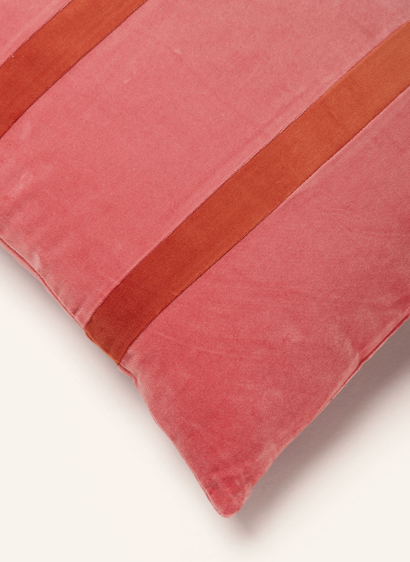 ESSENZA Poduszka dekoracyjna ISOLE CUSHION: ŁOSOSIOWY / CIEMNOPOMARAŃCZOWY