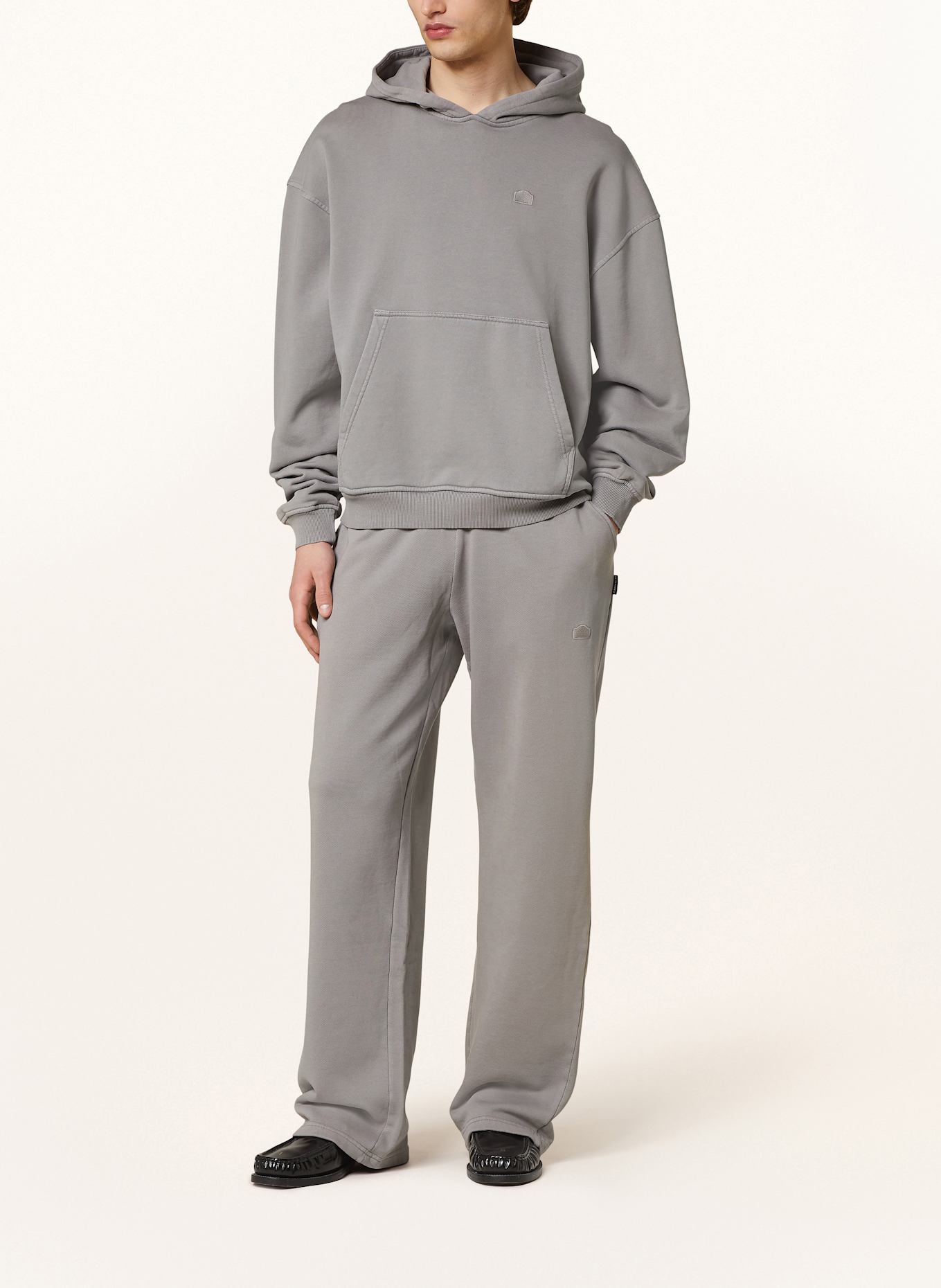 RETERNITY Tepláky SIGNE: ŠEDÁ