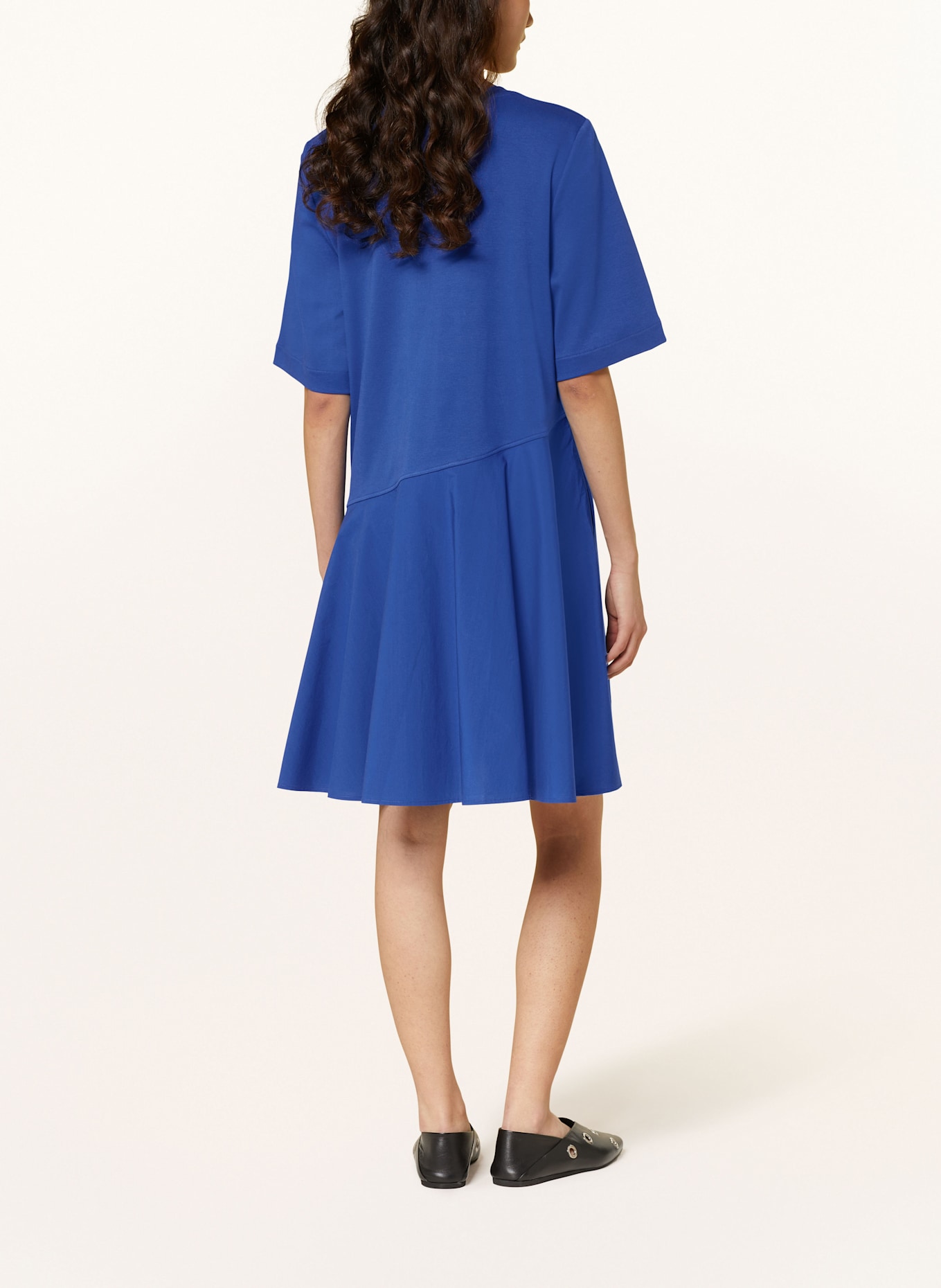 COS Kleid im Materialmix: BLAU