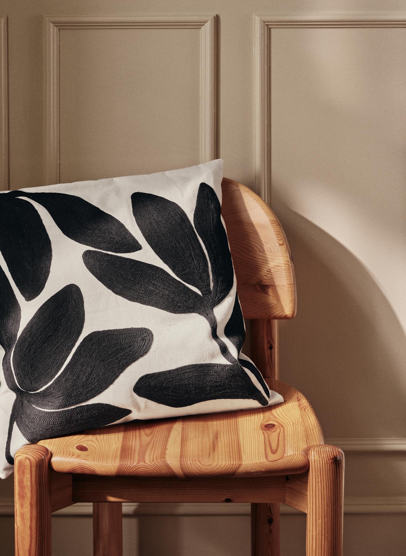 BROSTE COPENHAGEN Dekokissenhülle HERBERT: CREME / SCHWARZ