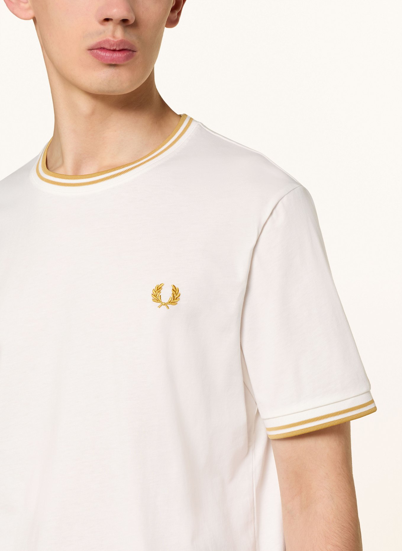 FRED PERRY T-Shirt: WEISS / DUNKELGELB