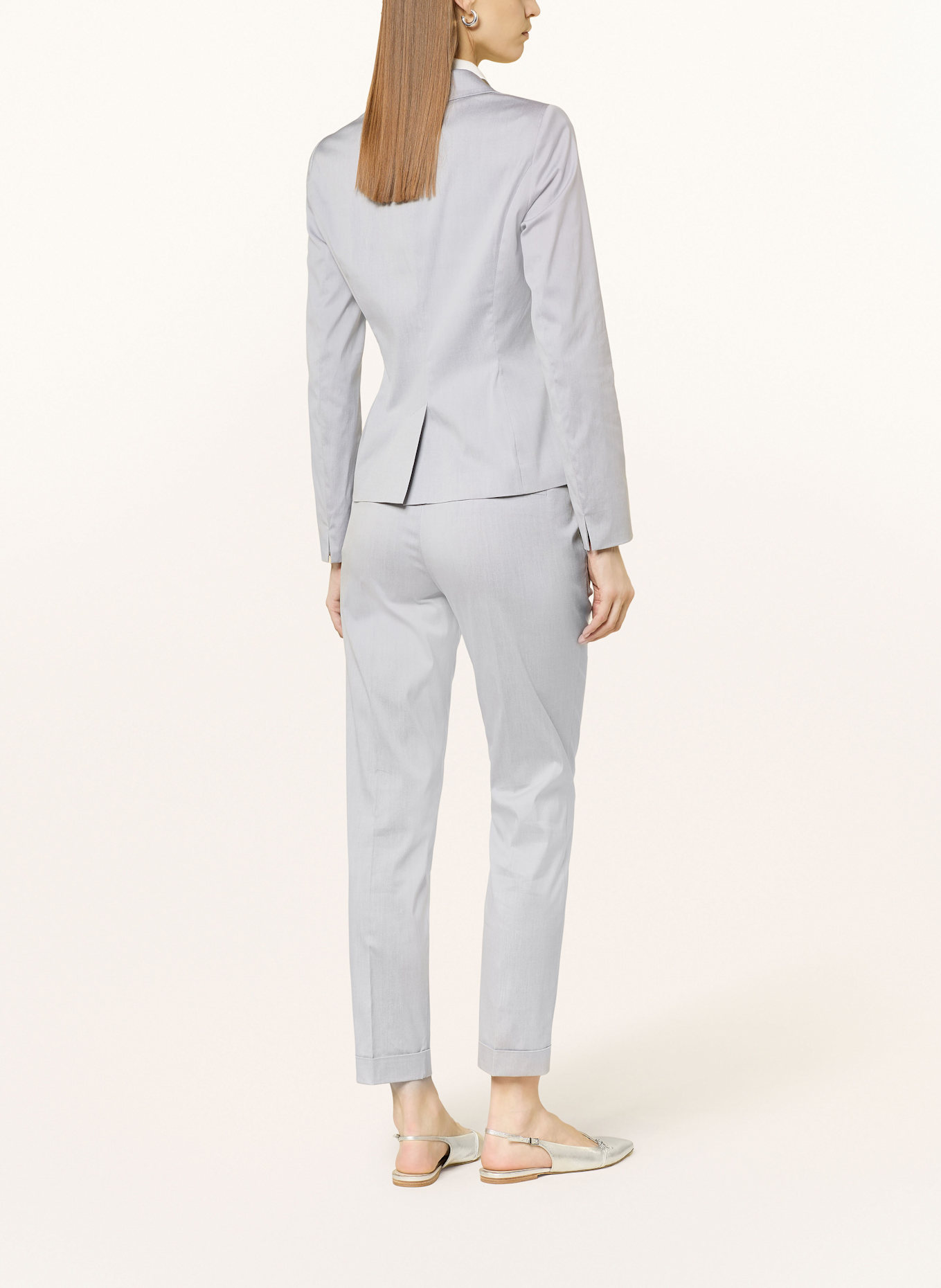 windsor. Pantaloni: GRI DESCHIS