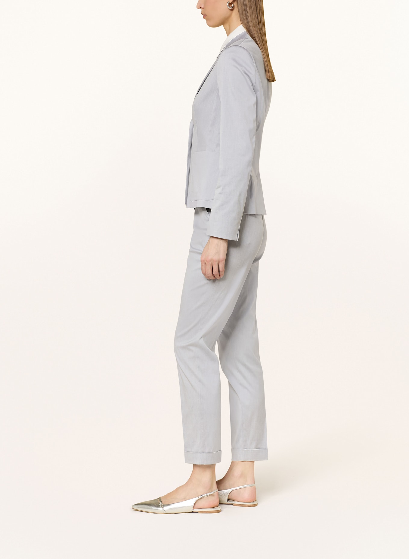 windsor. Pantaloni: GRI DESCHIS