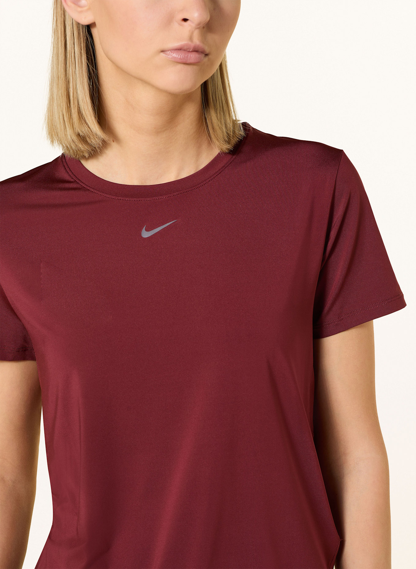 Nike T-Shirt ONE CLASSIC: DUNKELROT