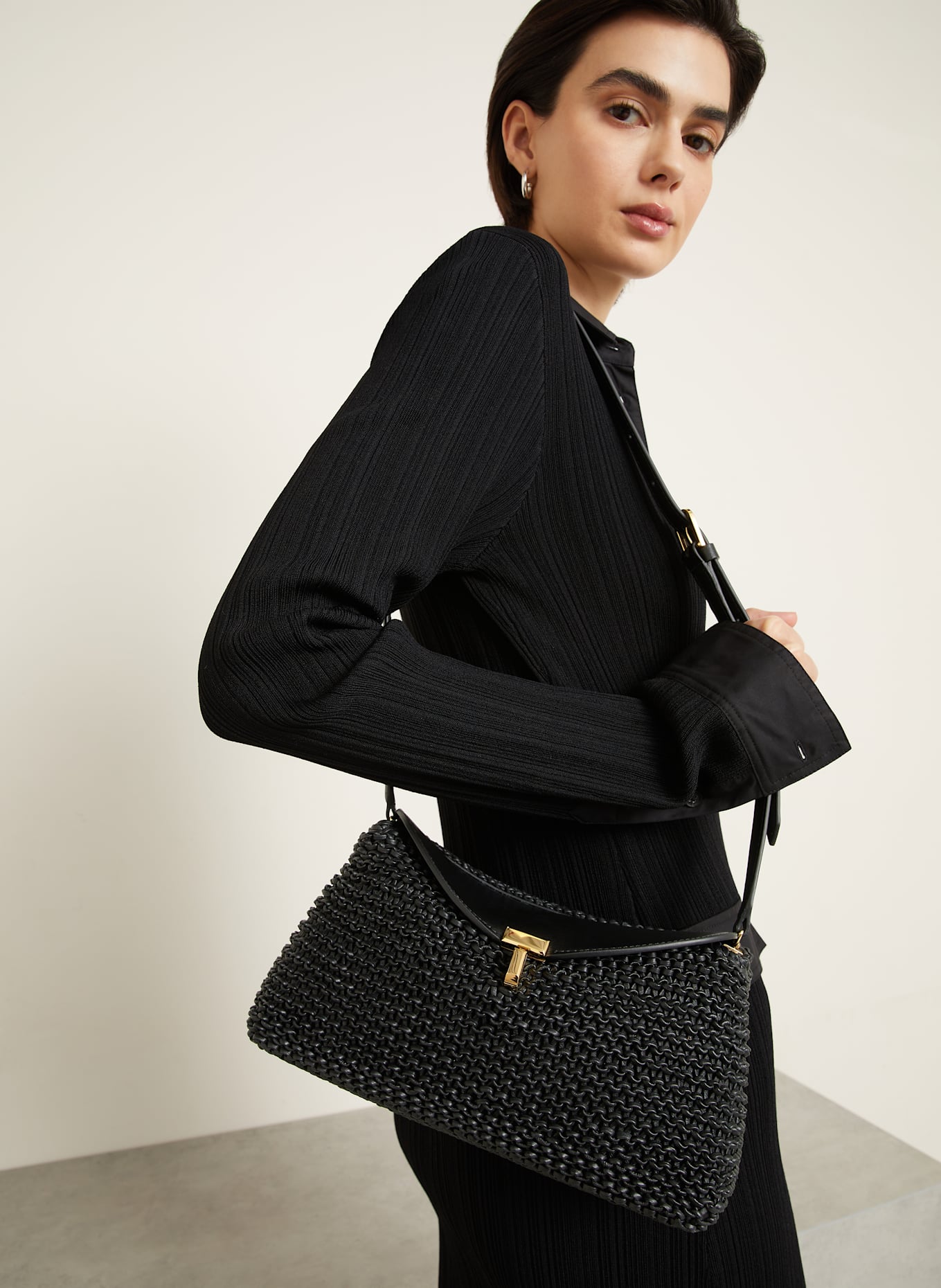 TOTEME Kopertówka T-LOCK: CZARNY