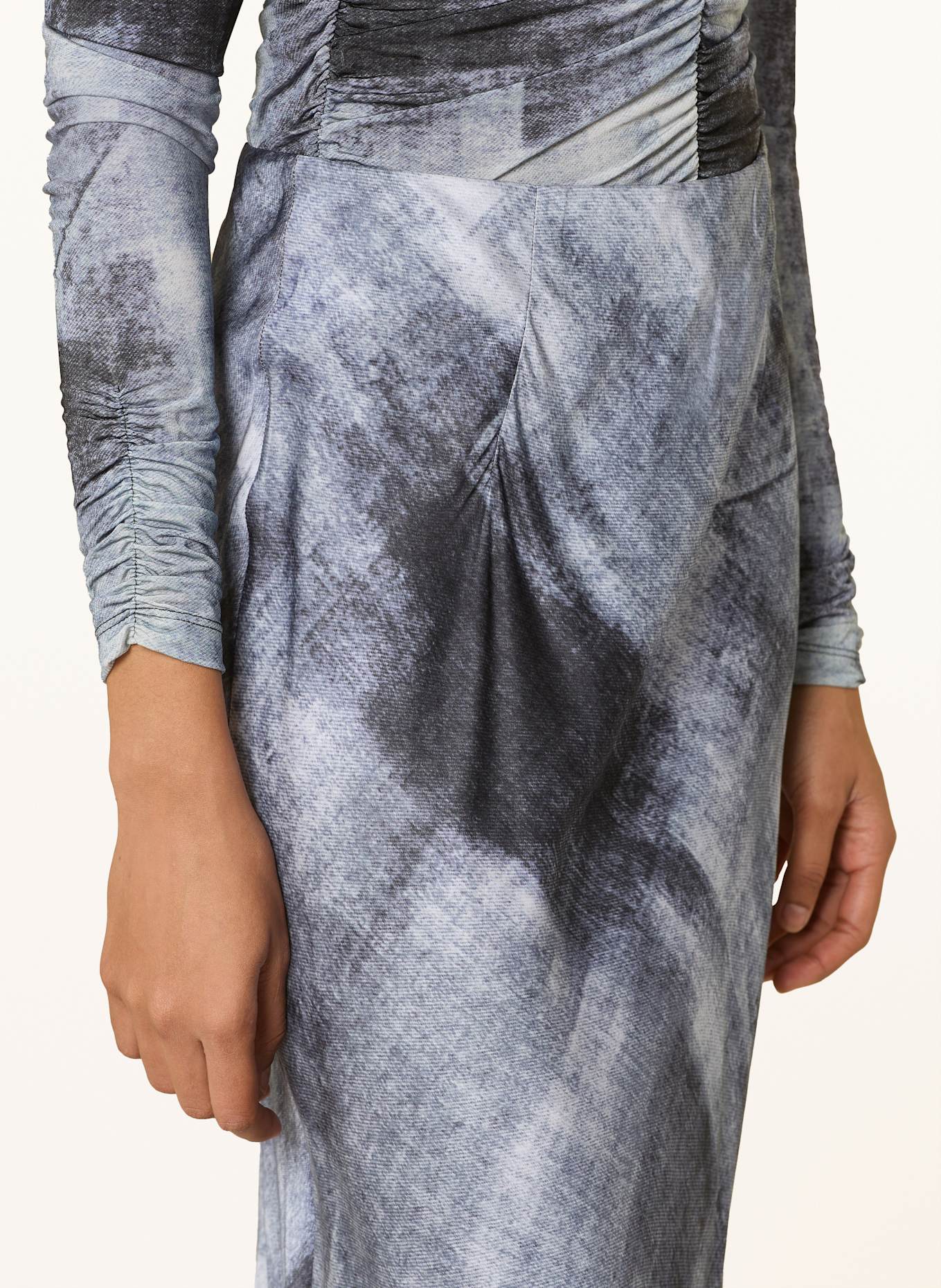 GESTUZ Jupe en satin AREENGZ: BLEU GRIS / BLEU FONCÉ