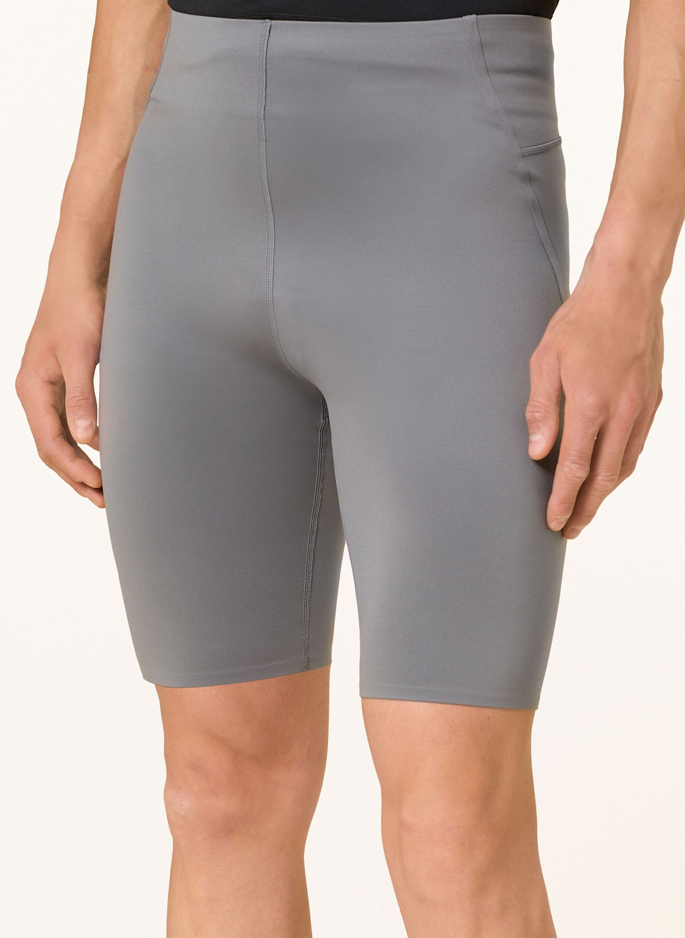 On Trainingsshorts TRAIN: GRIJS