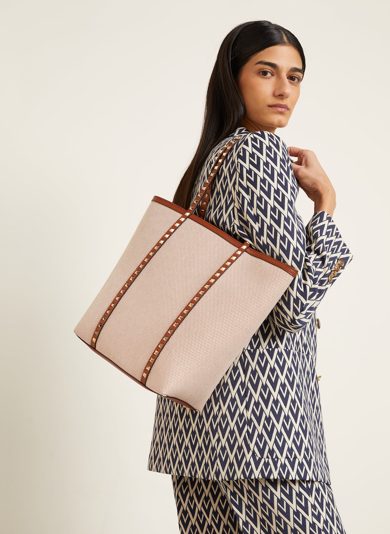 VALENTINO GARAVANI Shopper ROCKSTUD mit Pouch und Nieten: CREME/ BRAUN