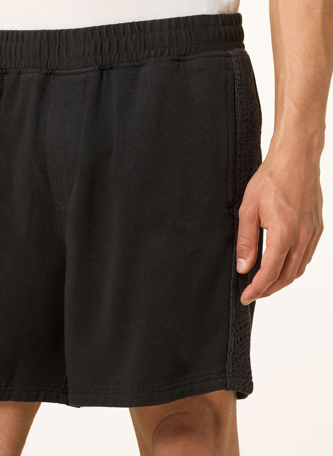 REPRESENT Shorts mit Galonstreifen: SCHWARZ