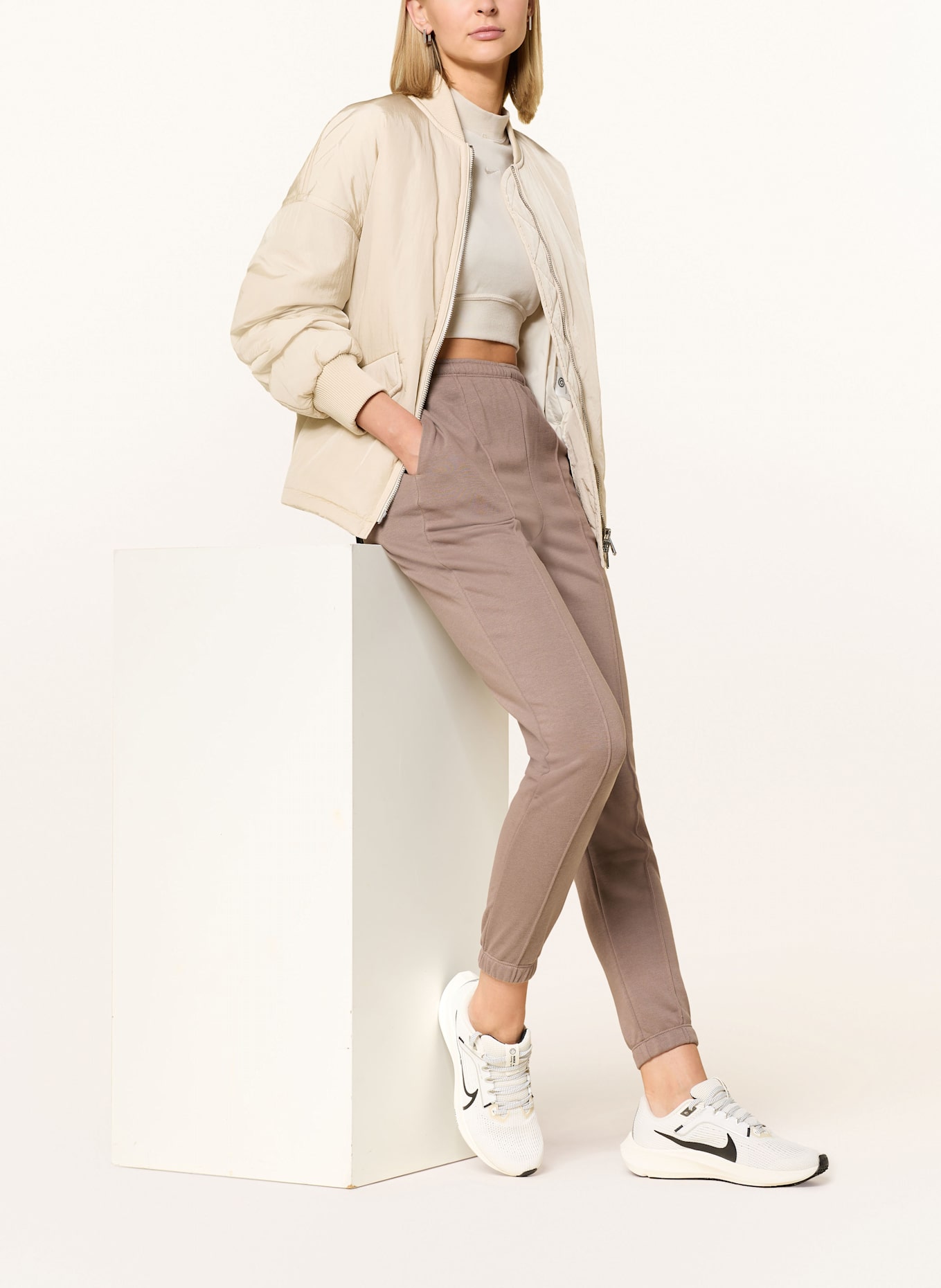 Nike Sweatpants SPORTSWEAR CHILL: GRAU