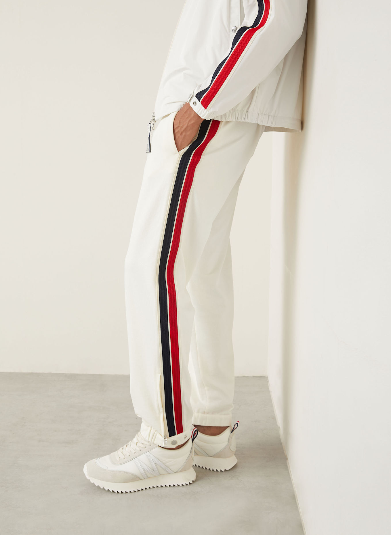 MONCLER Sweatpants mit Galonstreifen: ECRU/ DUNKELBLAU/ ROT