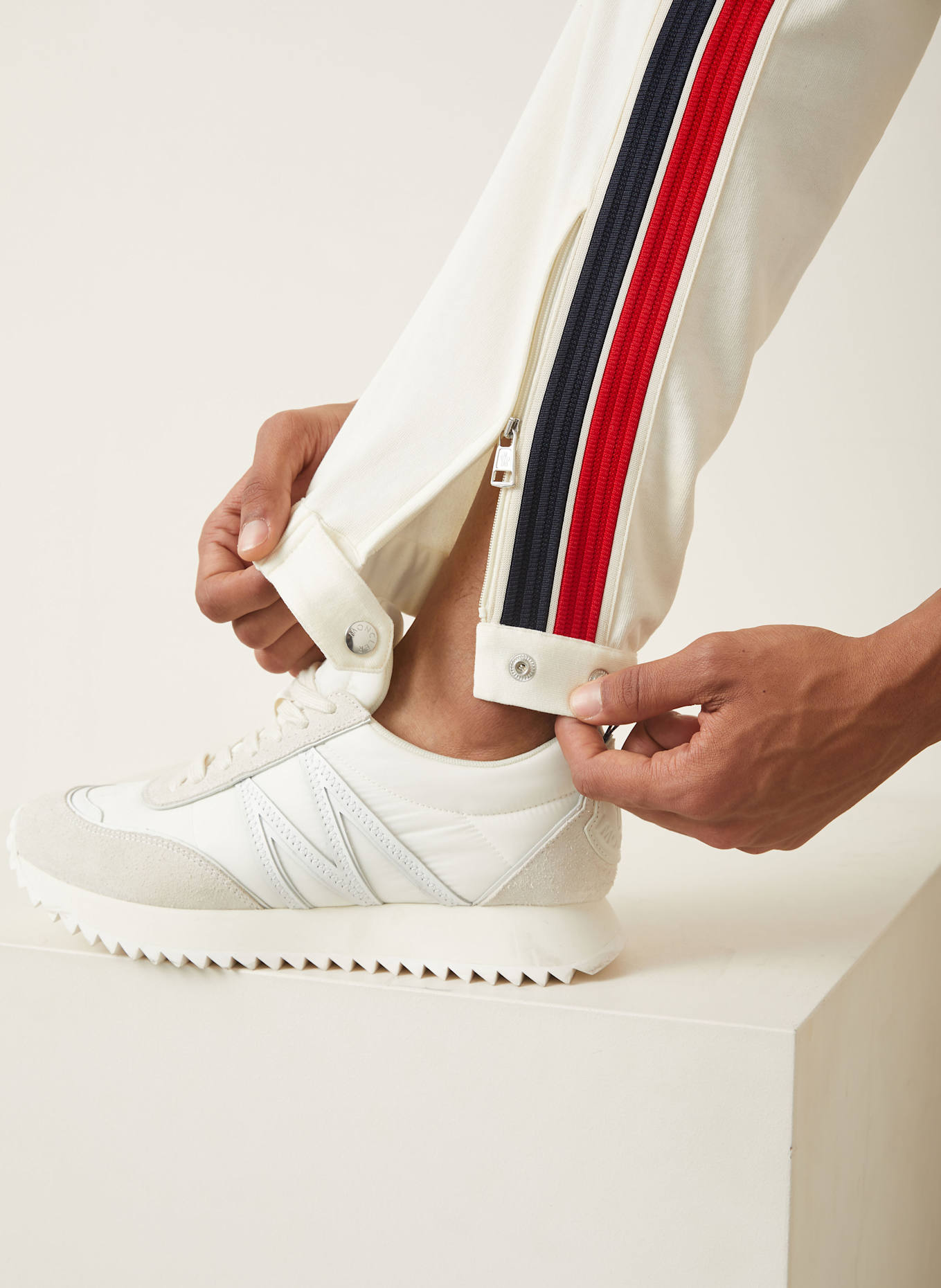 MONCLER Sweatpants mit Galonstreifen: ECRU/ DUNKELBLAU/ ROT