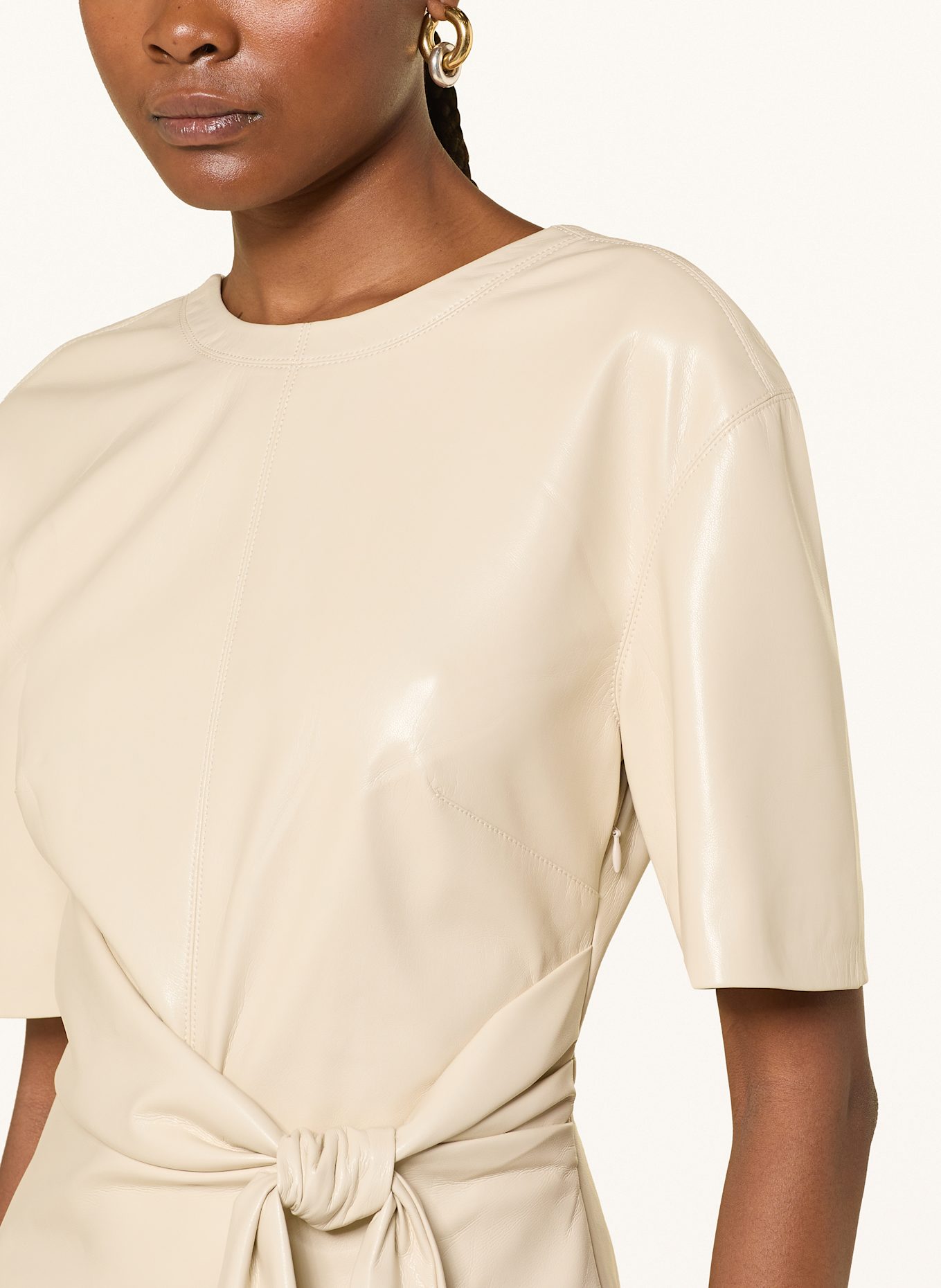 Nanushka Kleid MARYL in Lederoptik: CREME