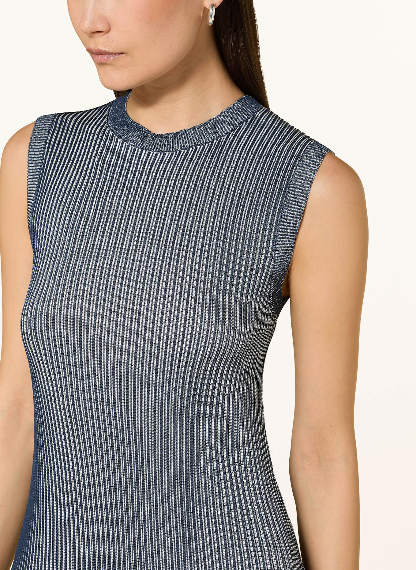 TED BAKER Strickkleid LILYO mit Plissees: DUNKELBLAU / WEISS