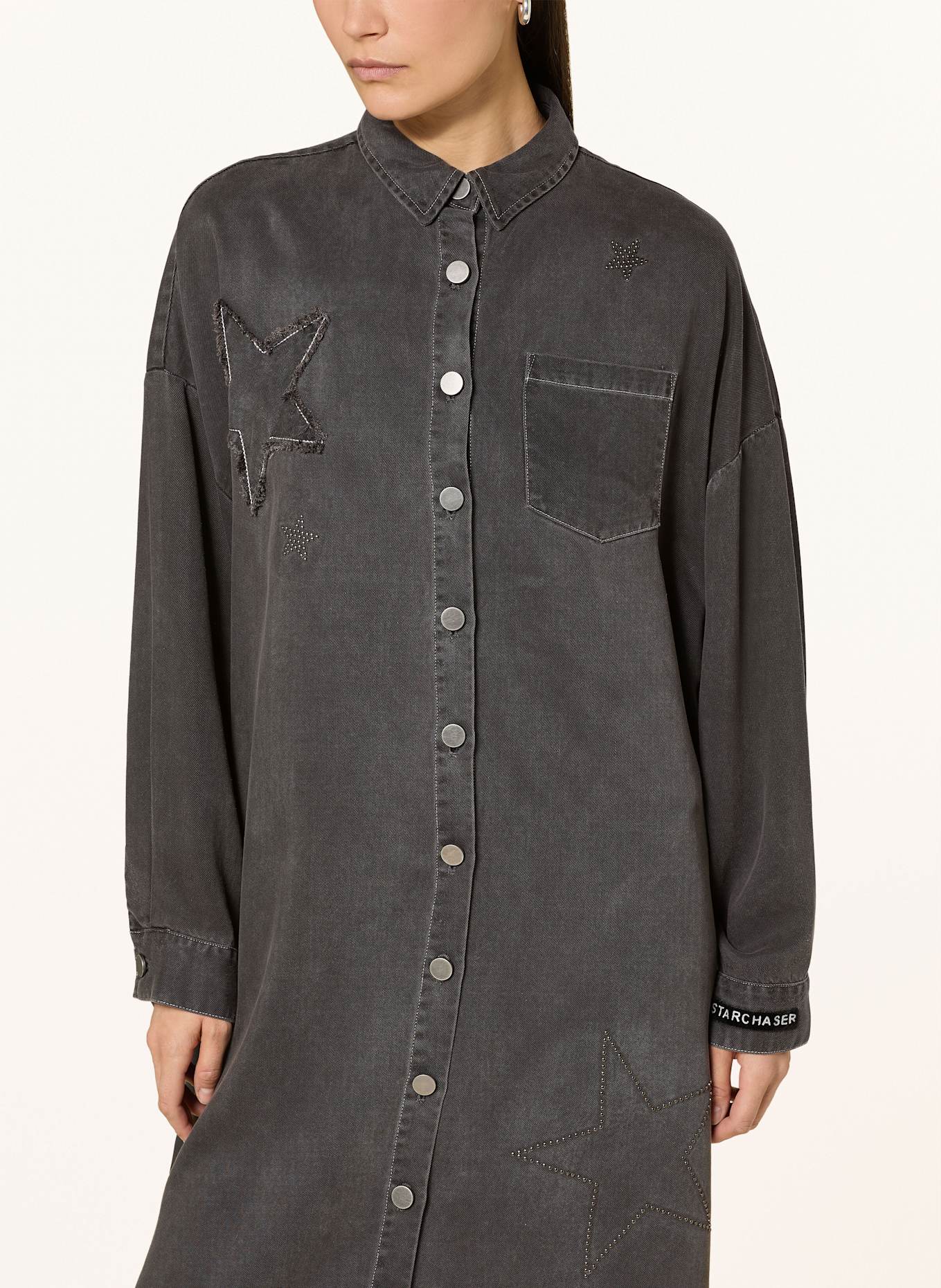 yippie hippie Robe chemise à rivets: GRIS FONCÉ