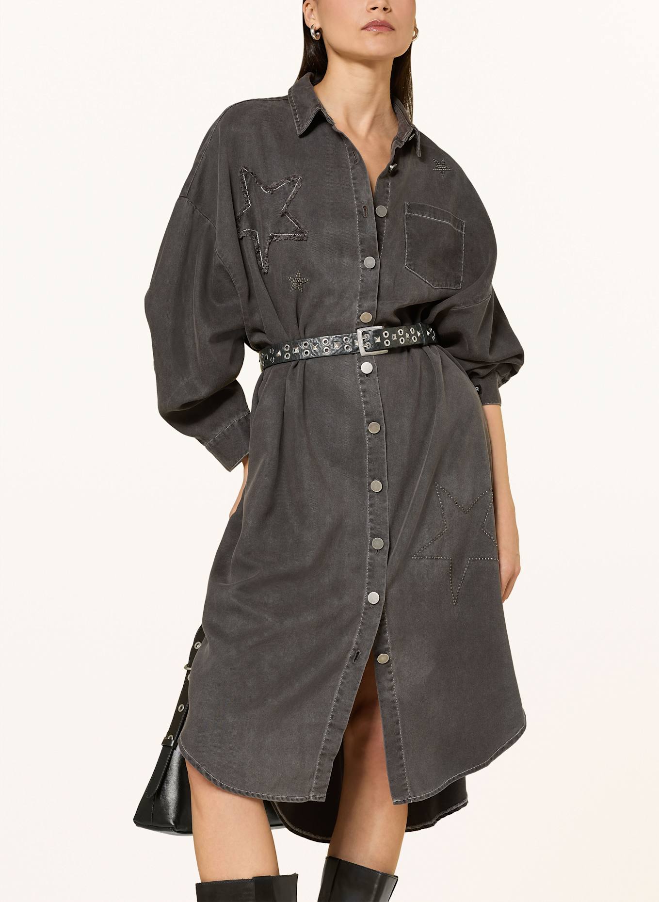 yippie hippie Robe chemise à rivets: GRIS FONCÉ
