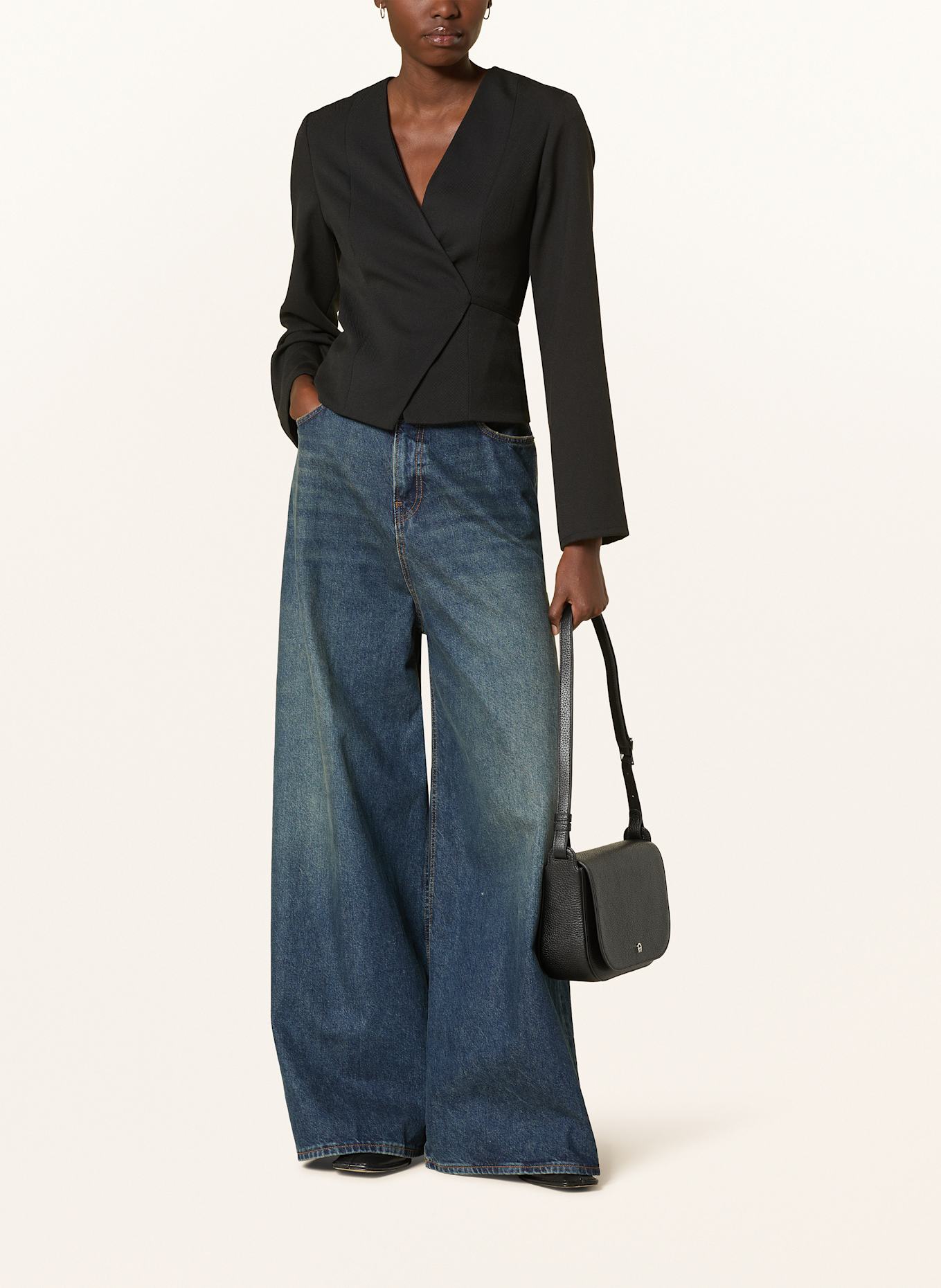 AIGNER Umhängetasche PURA: SCHWARZ