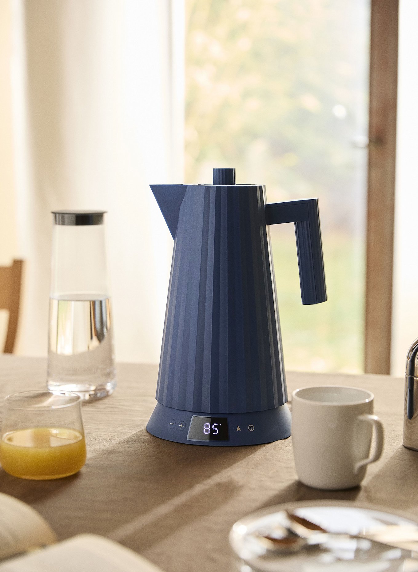 ALESSI Czajnik PLISSÉ: GRANATOWY