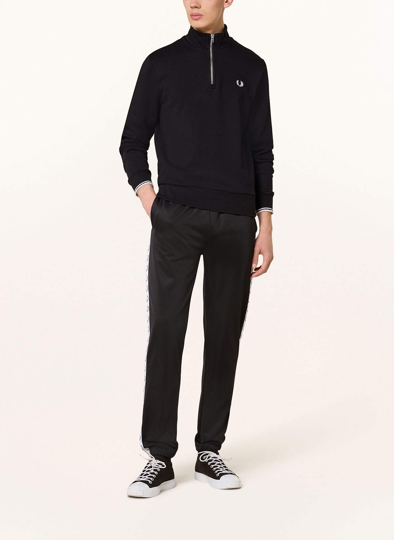FRED PERRY Track Pants mit Galonstreifen: SCHWARZ / WEISS