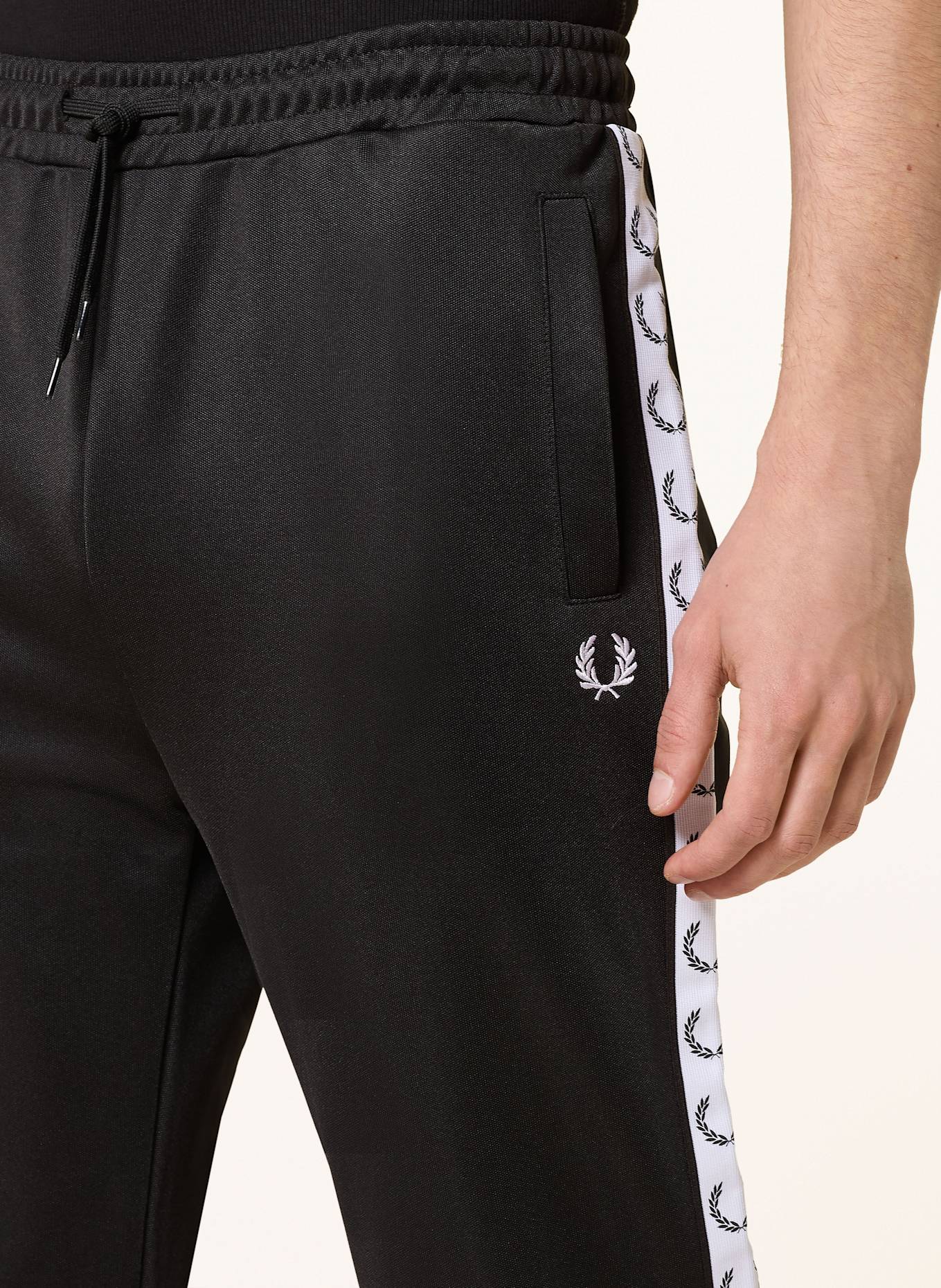 FRED PERRY Track Pants mit Galonstreifen: SCHWARZ / WEISS