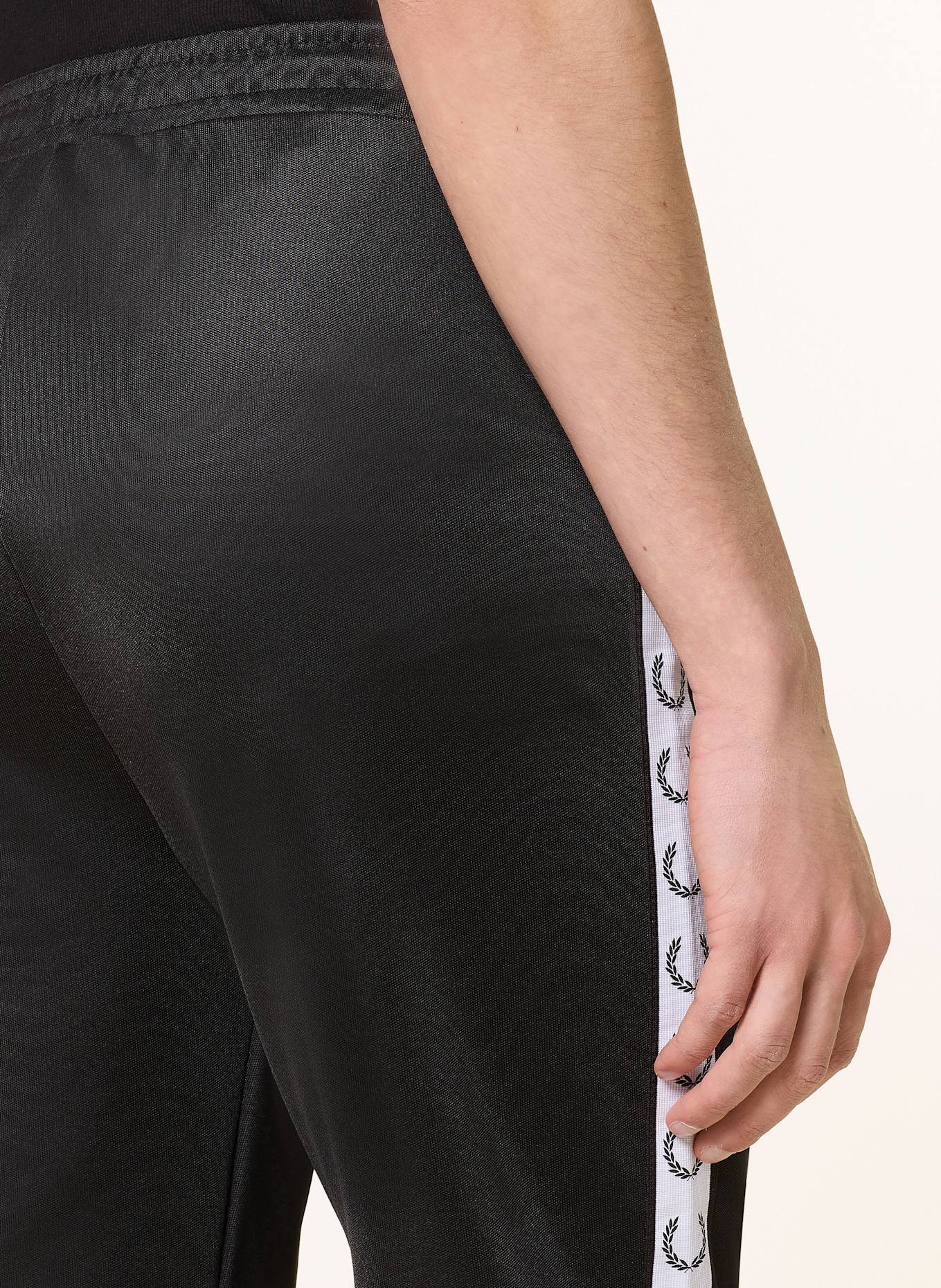 FRED PERRY Track Pants mit Galonstreifen: SCHWARZ / WEISS