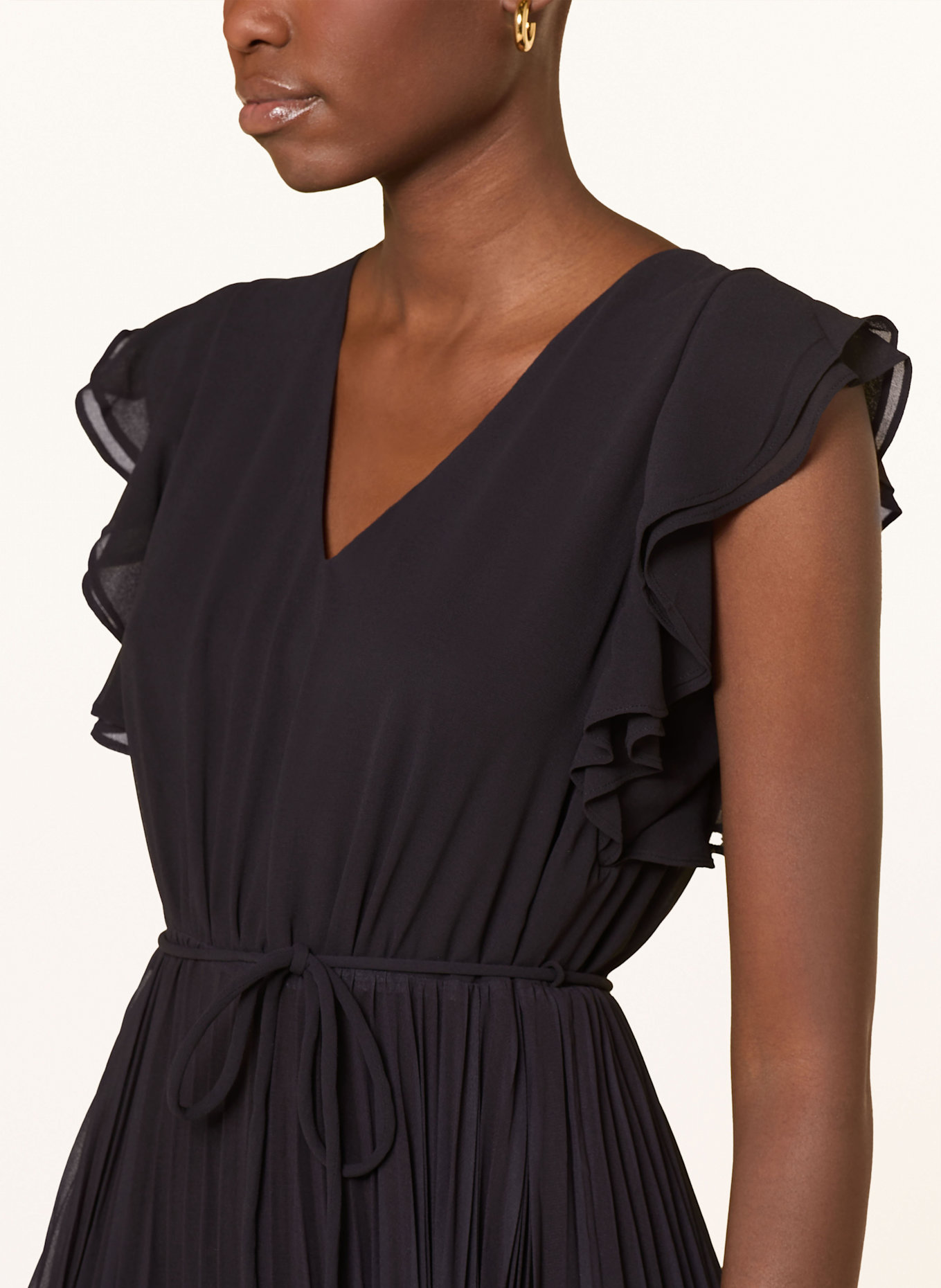 Phase Eight Šaty UMA s plisováním a volánky: ČERNÁ / BÍLÁ