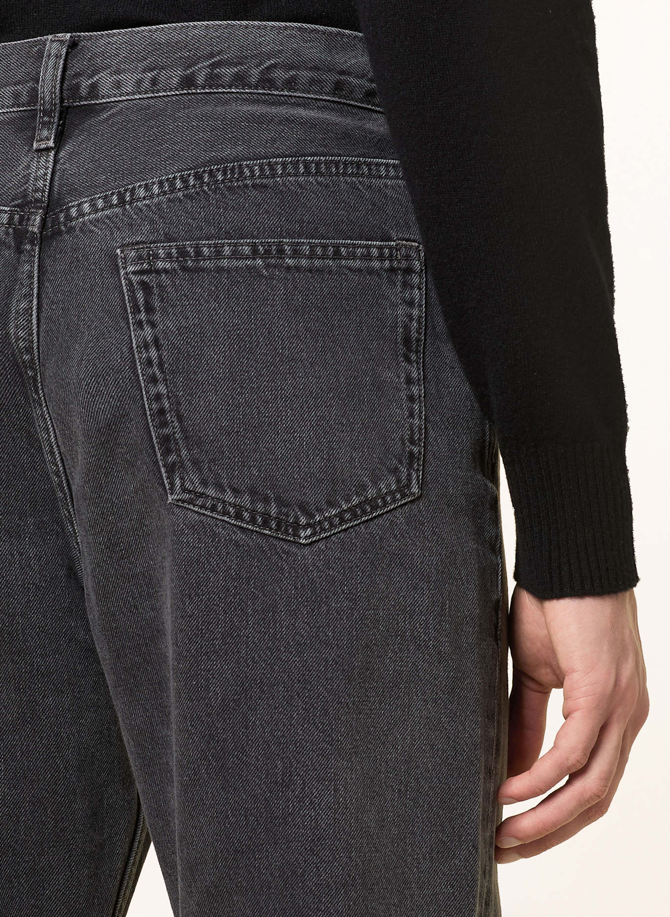 COS Jeans Regular Fit: 005 BLACK DARK