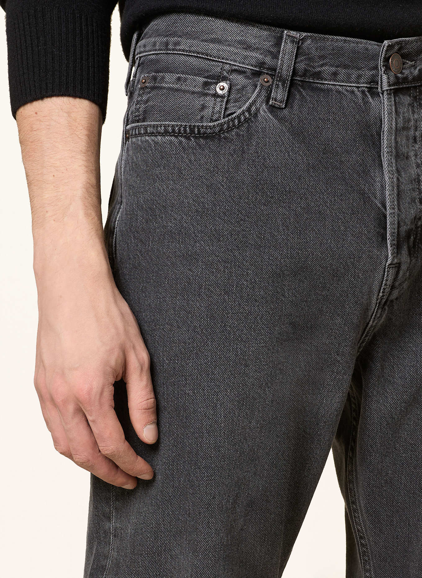COS Jeans Regular Fit: 005 BLACK DARK