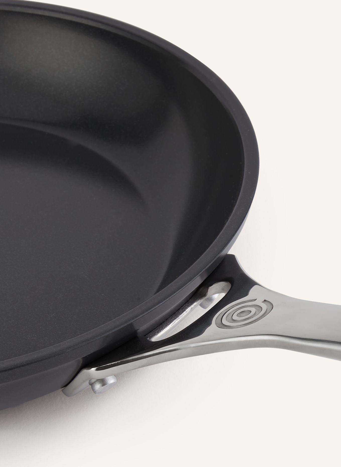 LE CREUSET Set de 2 poêles ESSENTIAL: NOIR / ARGENT