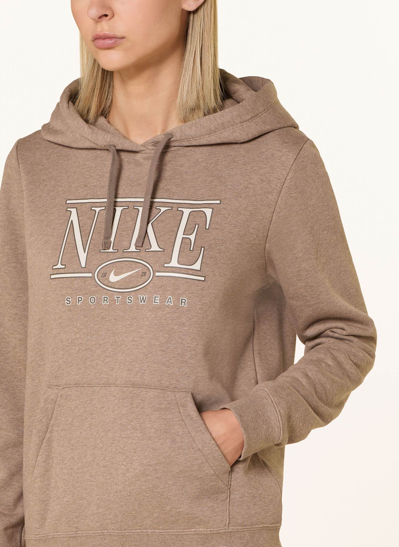 Nike Hoodie CLUB: DUNKELBRAUN