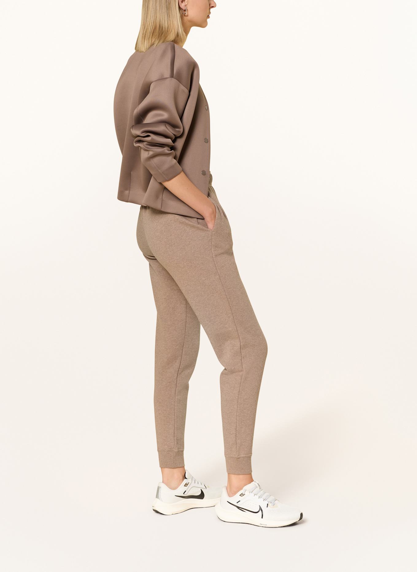 Nike Sweatpants SPORTSWEAR CLUB: HELLBRAUN