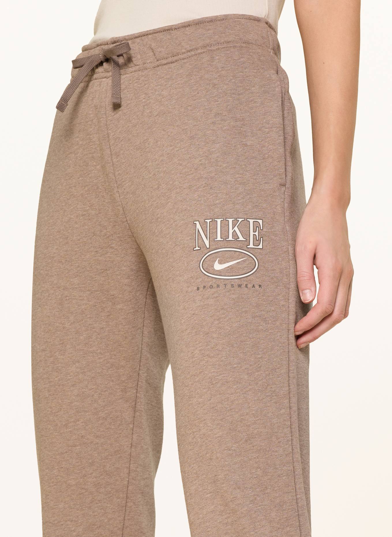 Nike Sweatpants SPORTSWEAR CLUB: HELLBRAUN