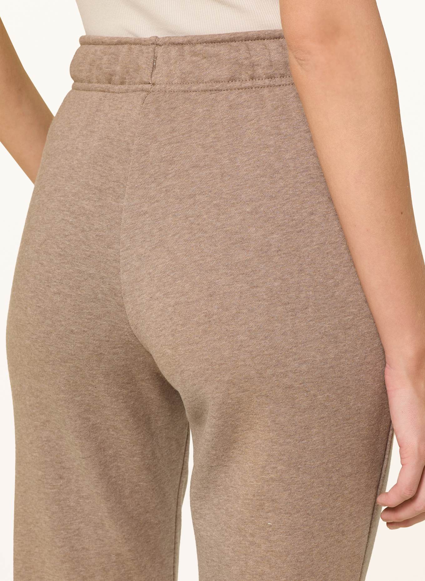 Nike Sweatpants SPORTSWEAR CLUB: HELLBRAUN