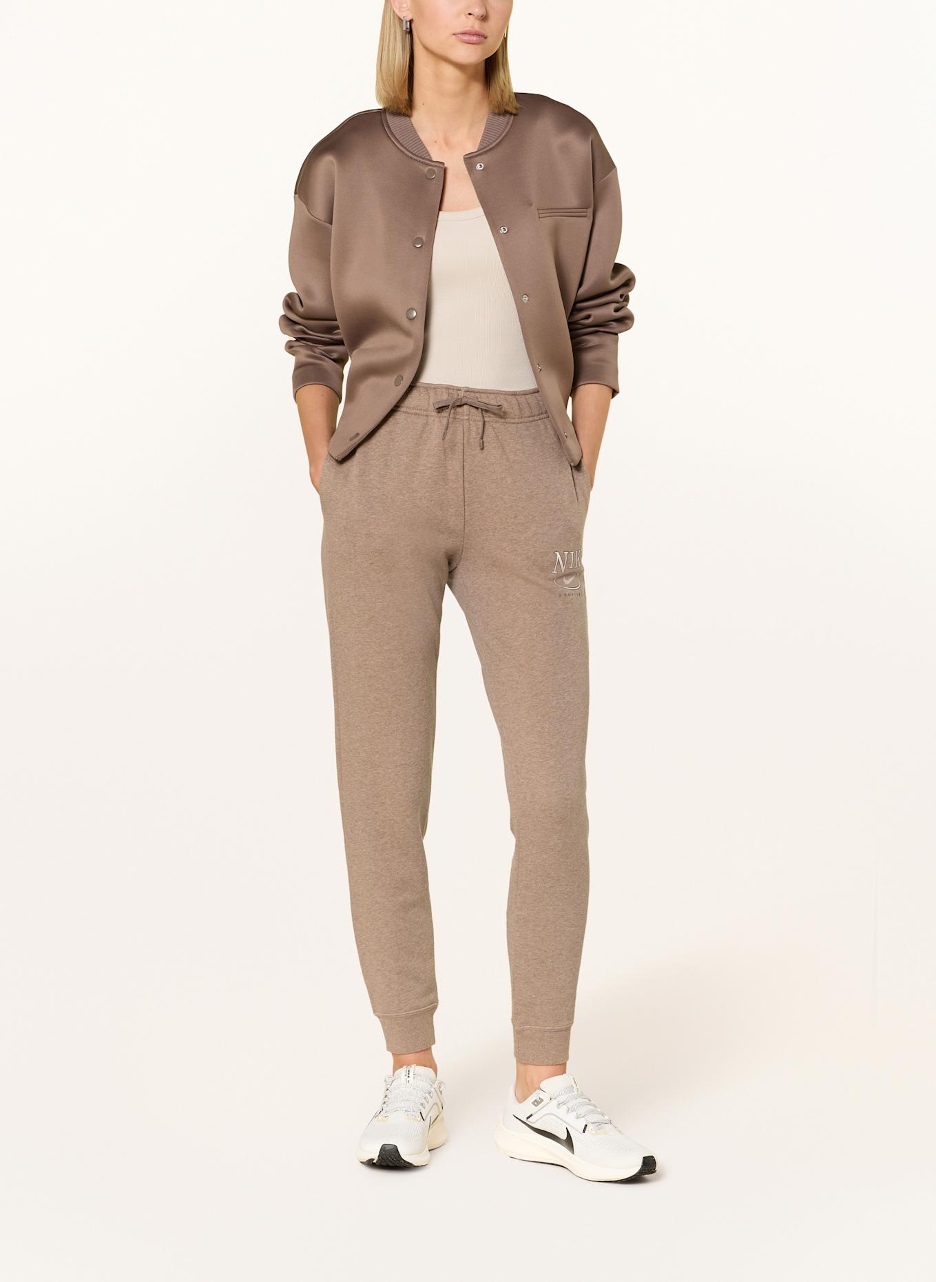 Nike Sweatpants SPORTSWEAR CLUB: HELLBRAUN