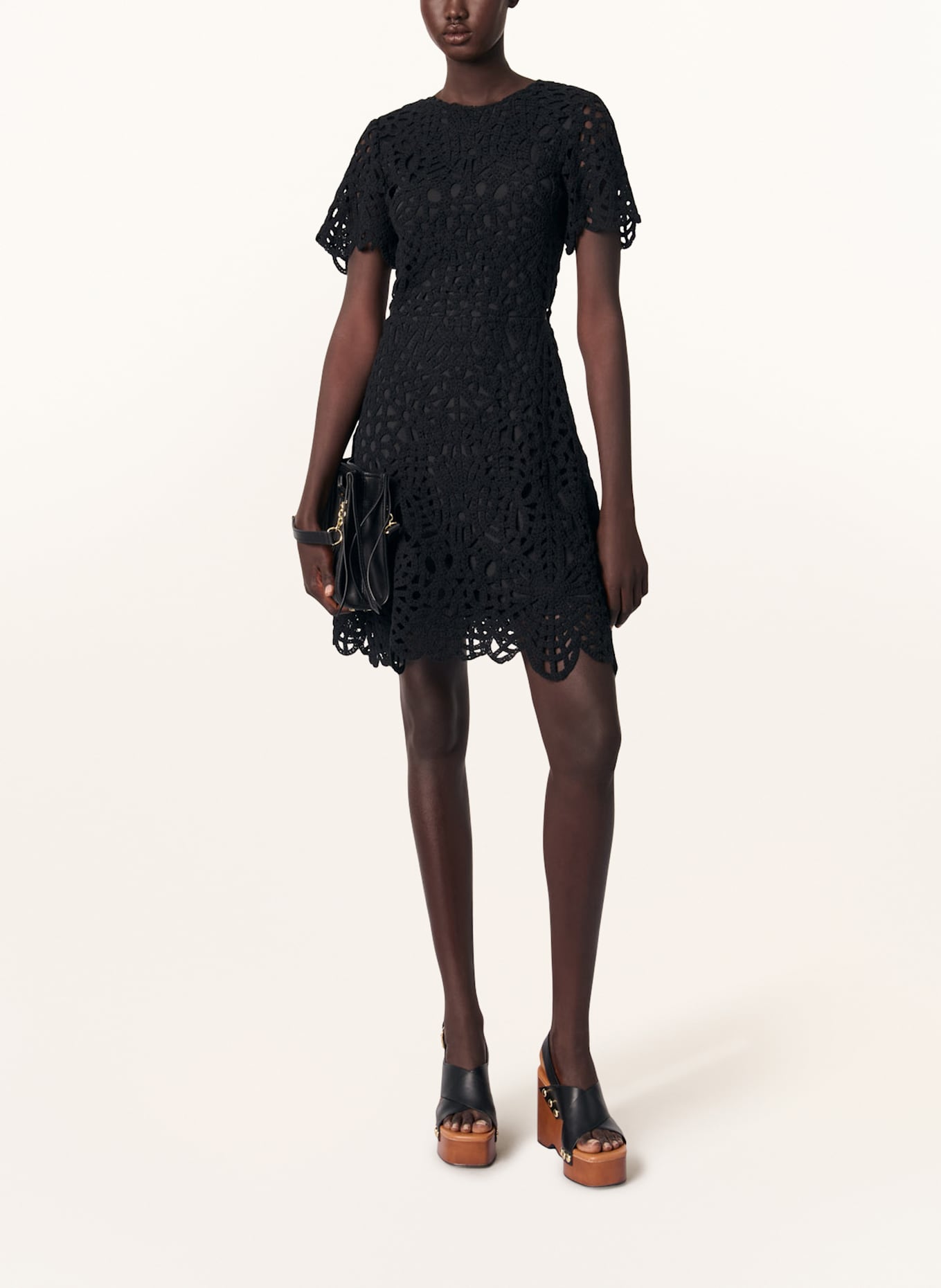 maje Häkelkleid mit Cut-outs: SCHWARZ