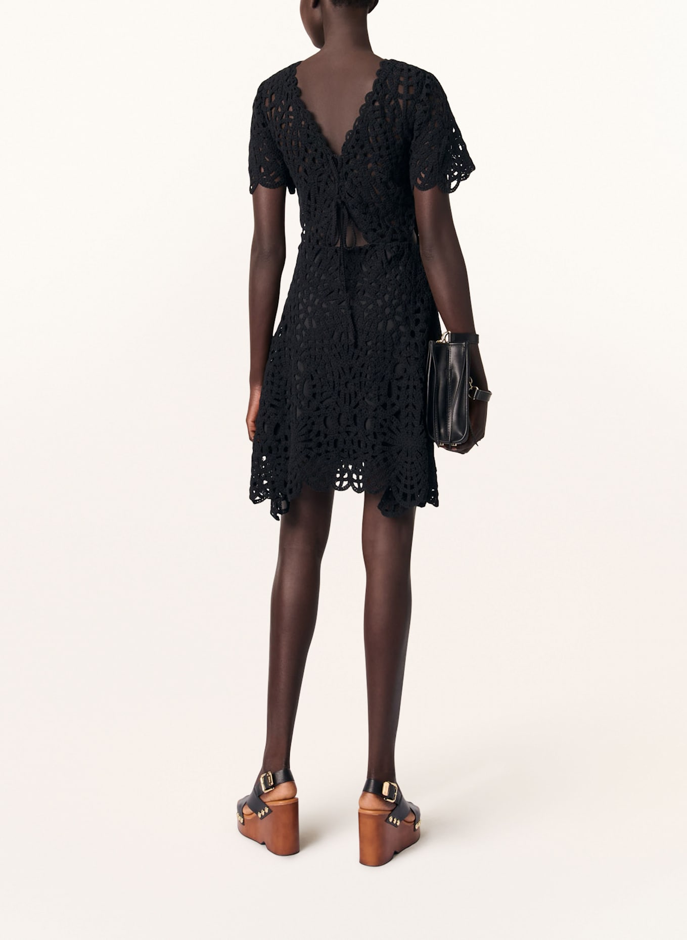 maje Häkelkleid mit Cut-outs: SCHWARZ