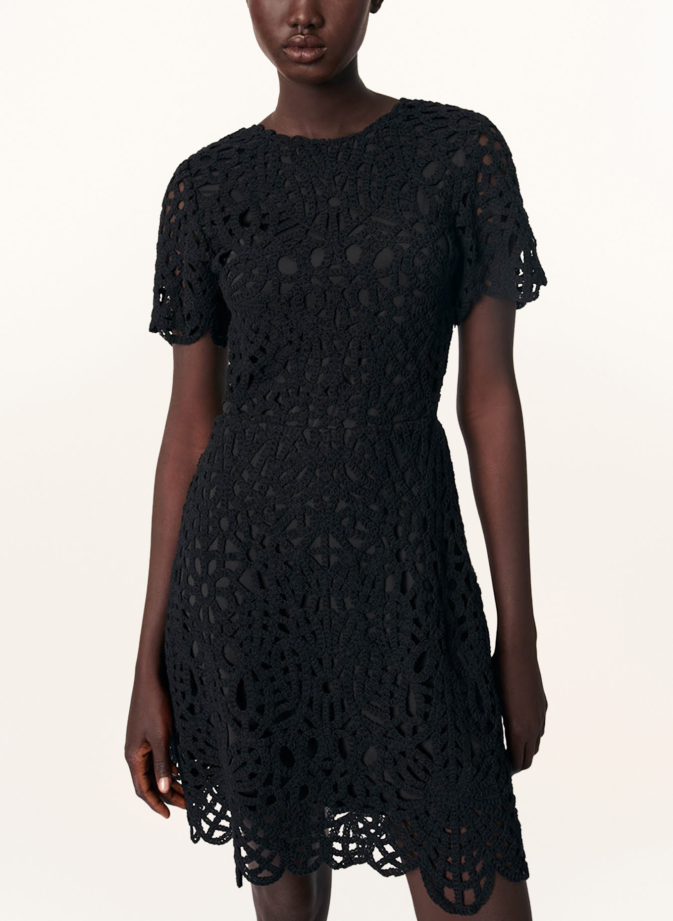 maje Häkelkleid mit Cut-outs: SCHWARZ