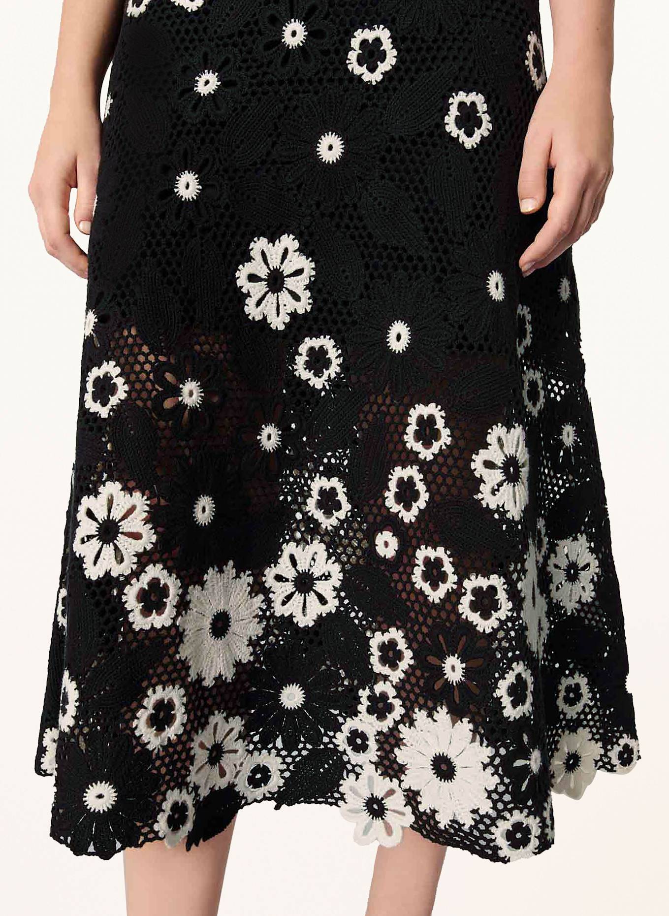 maje Häkelkleid mit Rüschen: SCHWARZ/ WEISS