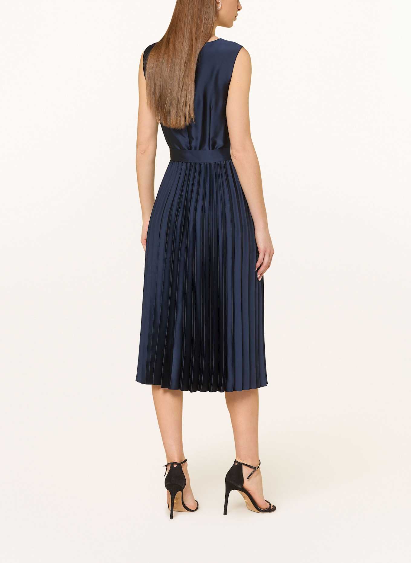 BETTY&CO Satinkleid mit Plissees: DUNKELBLAU