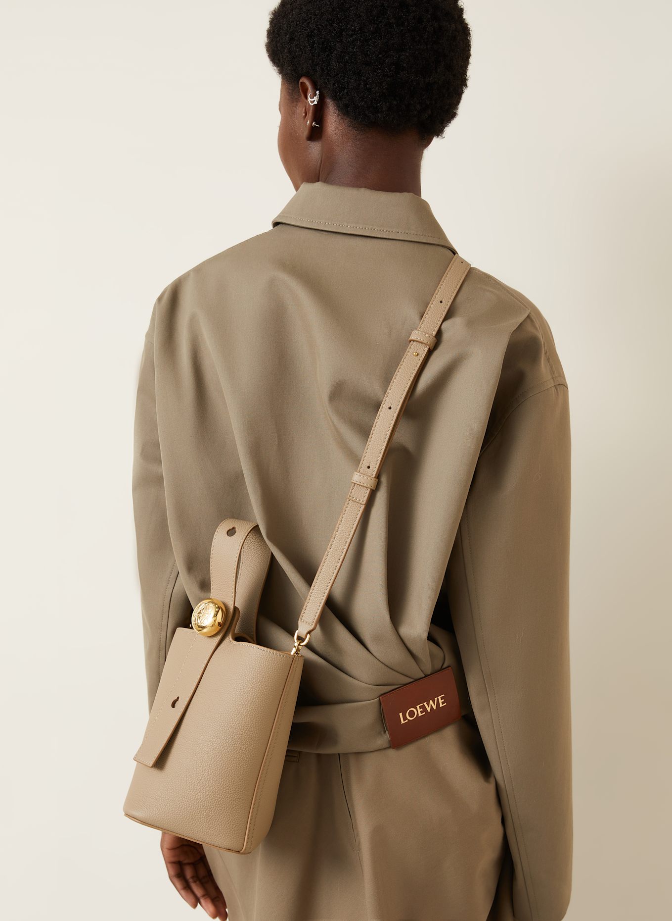 LOEWE Umhängetasche PEBBLE: BEIGE