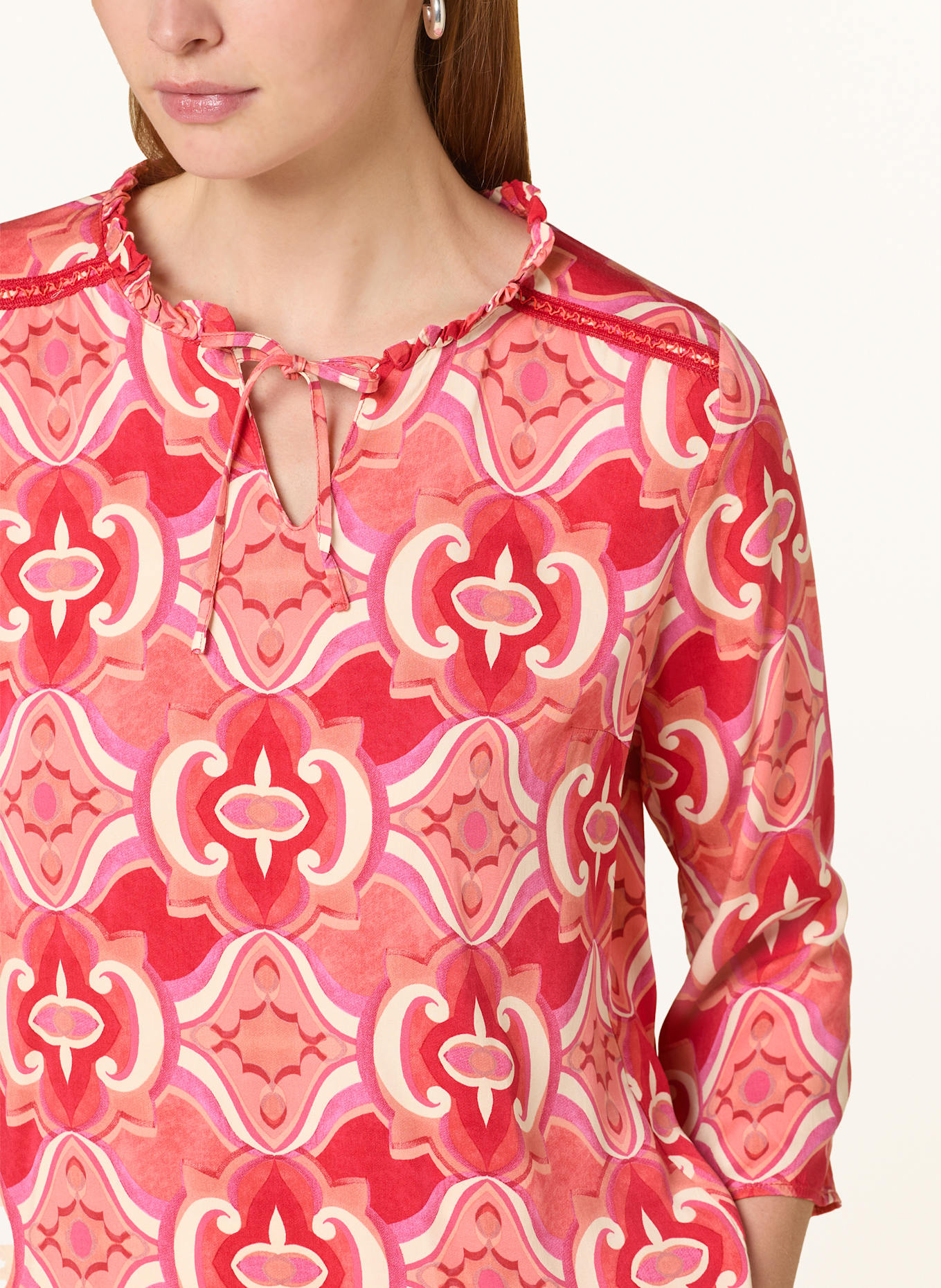 CARTOON Blusenshirt mit 3/4-Arm und Rüschen: HELLROT / ROT / ECRU