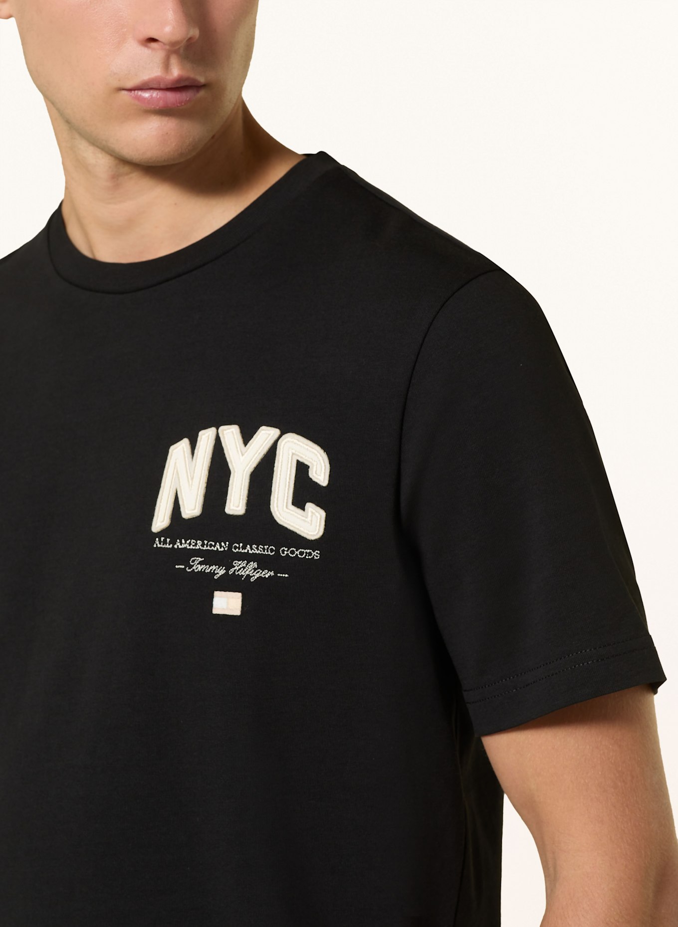 TOMMY HILFIGER T-Shirt: SCHWARZ