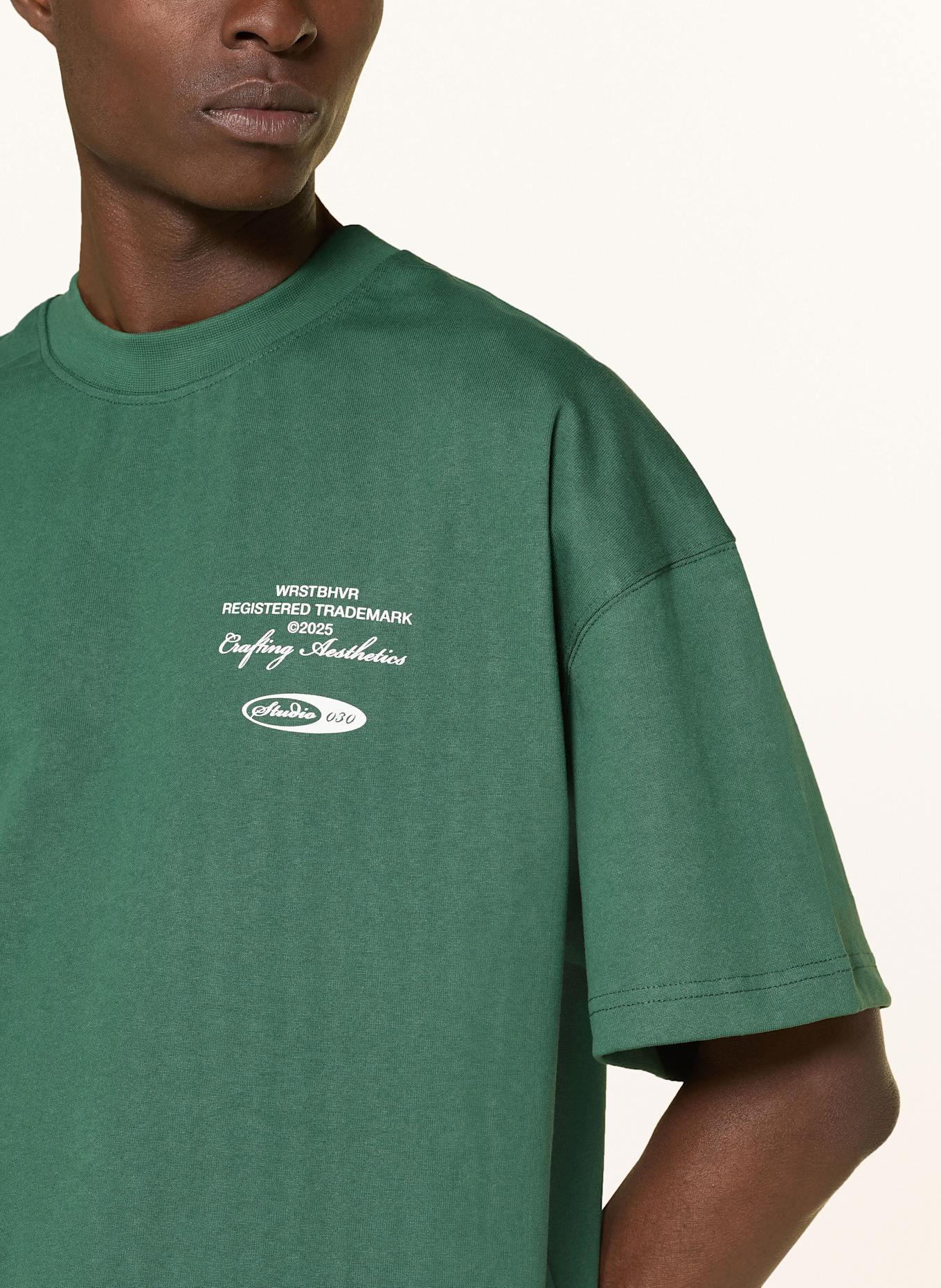 WRSTBHVR T-Shirt STUDIO V11: DUNKELGRÜN / WEISS