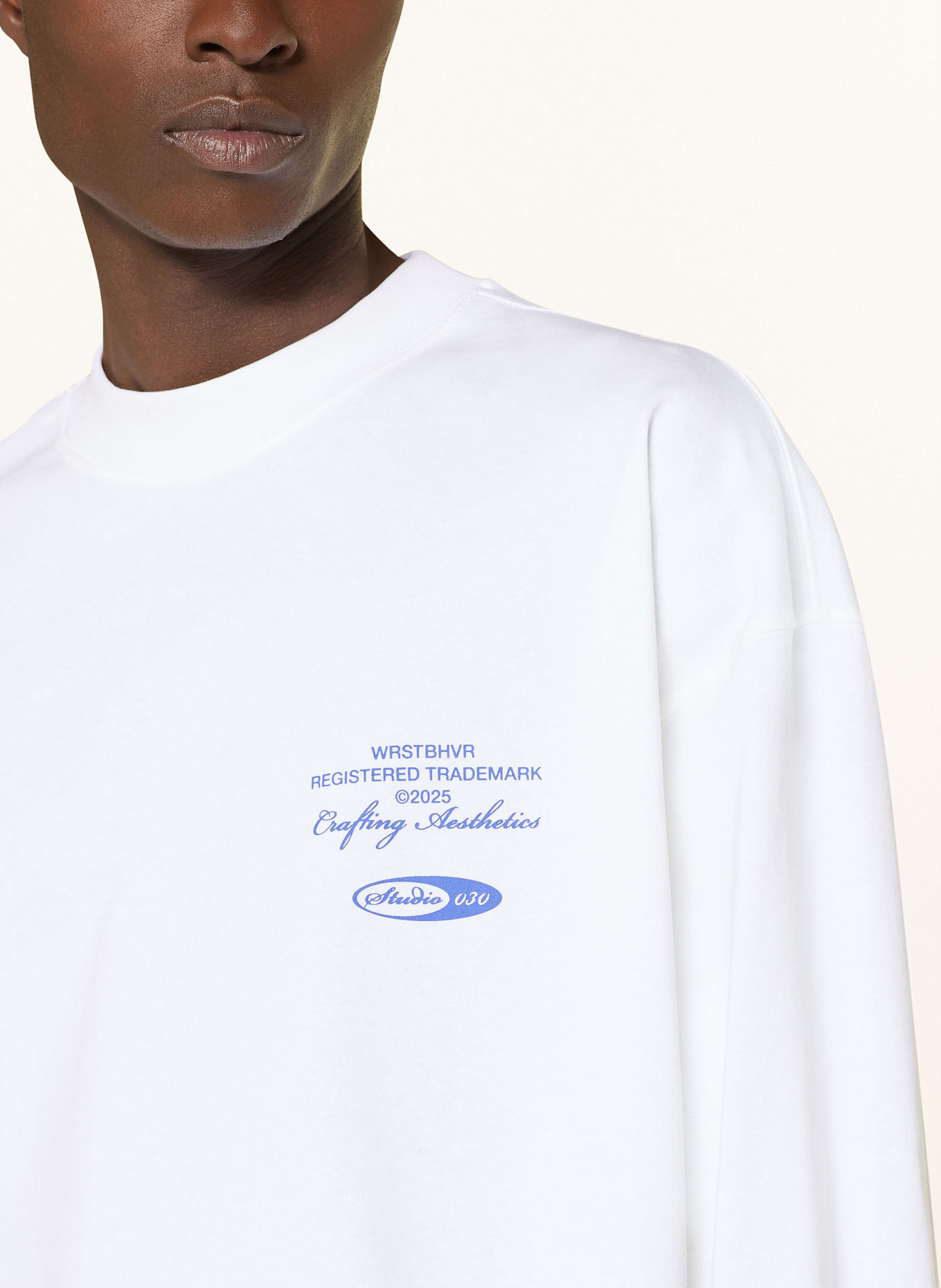 WRSTBHVR Longsleeve STUDIO V11: WEISS/ BLAU