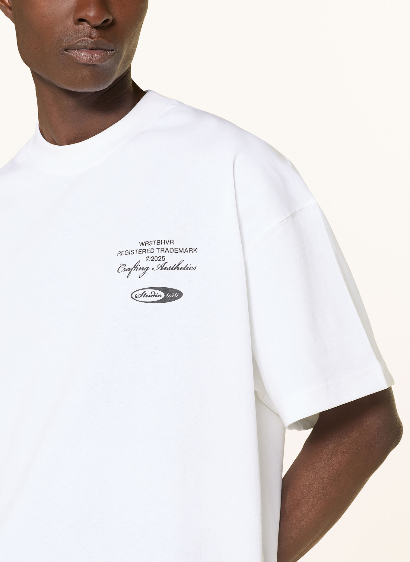 WRSTBHVR T-shirt STUDIO V11: WHITE