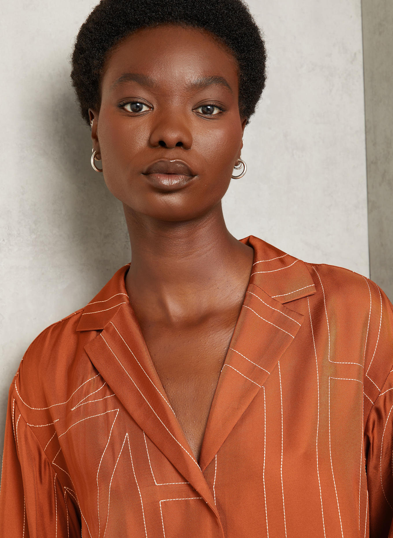 TOTEME Seidenbluse: DUNKELORANGE / WEISS