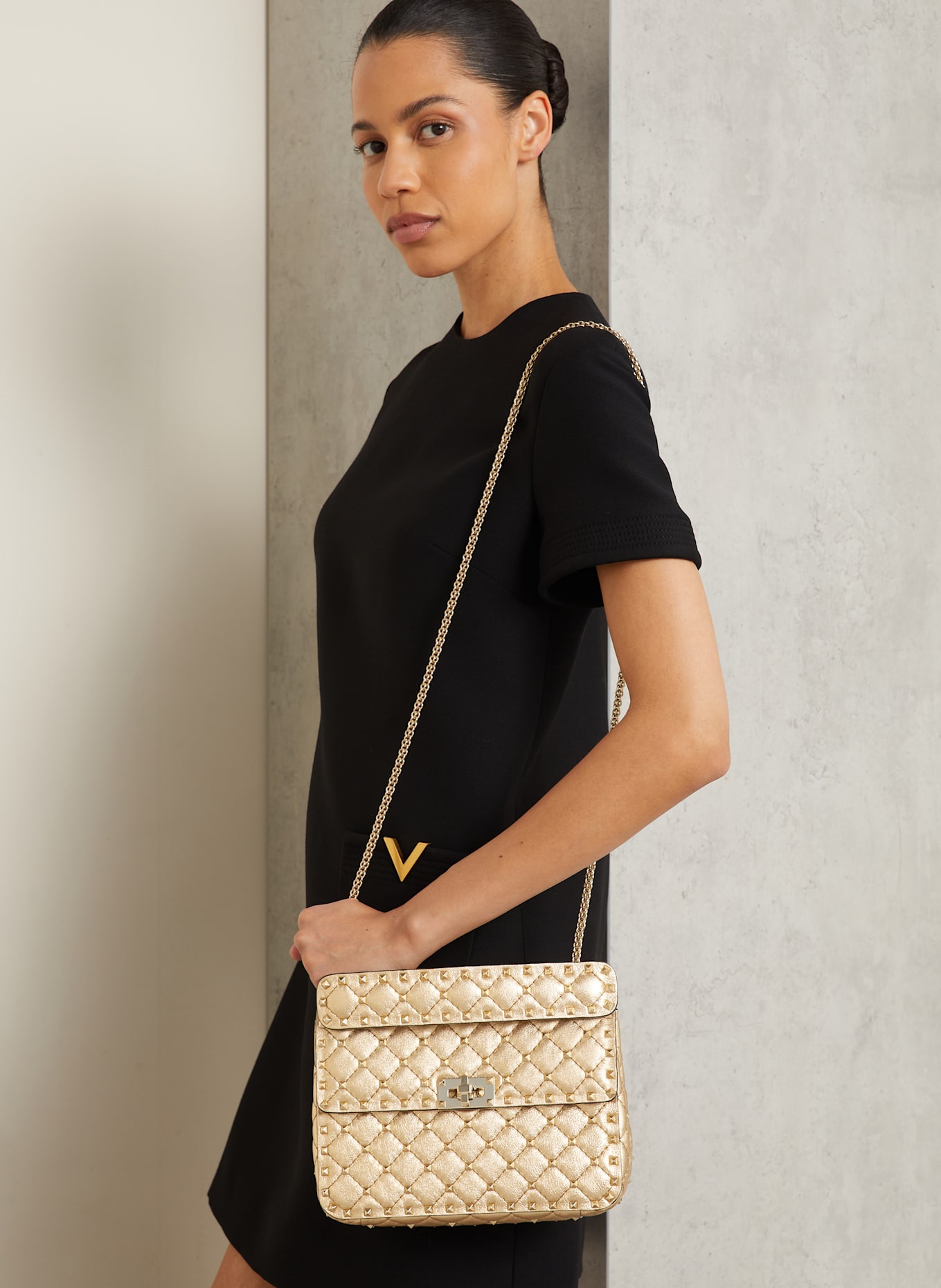 ショルダーバッグ・ポシェット Valentino Garavani MEDIUM ROCKSTUD SPIKE SHOULDER BAG Valentino Garavani Quilted Rockstud Spike Chain Shoulder Bag